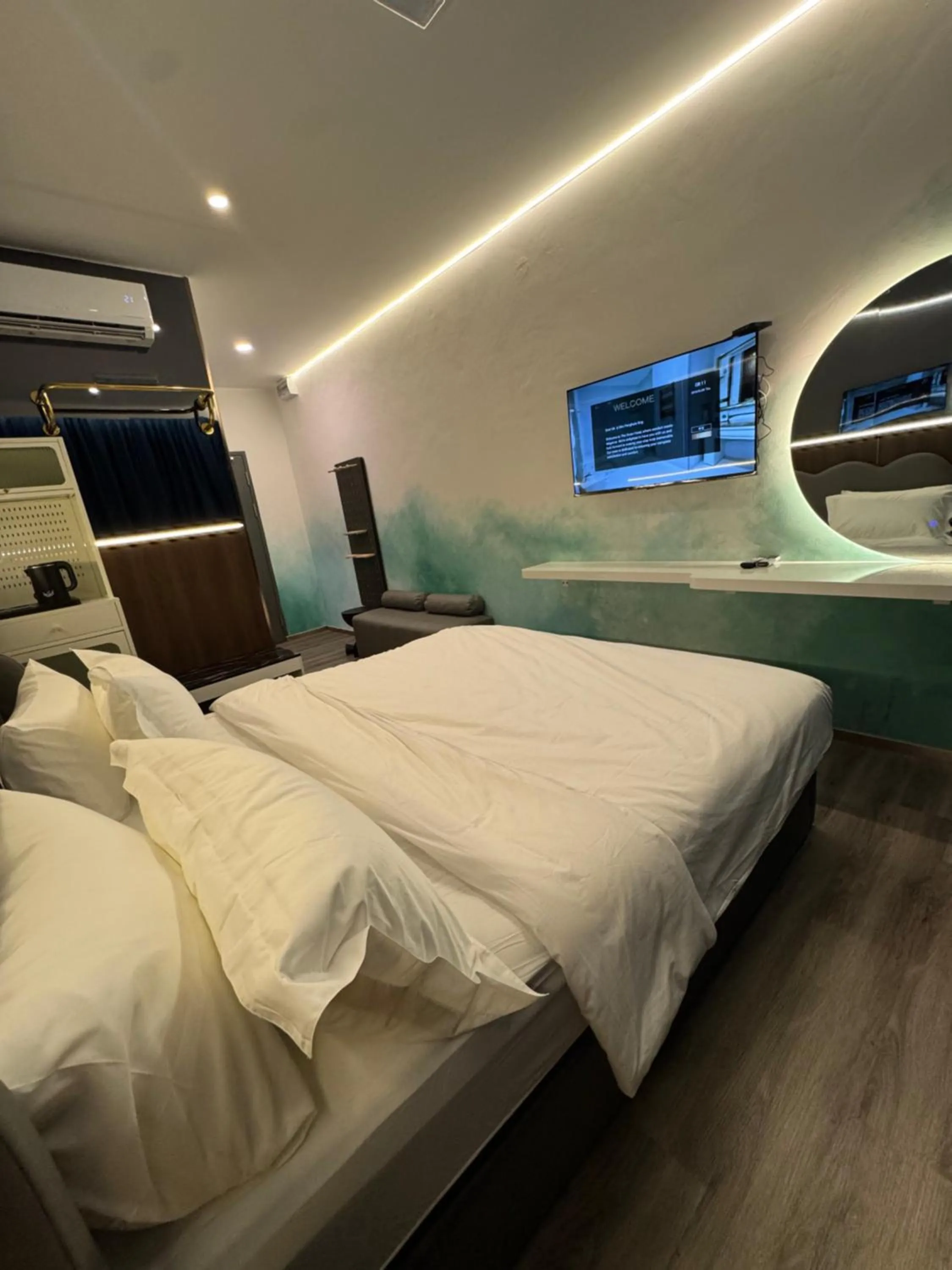 Bed in THE SWAN hotel