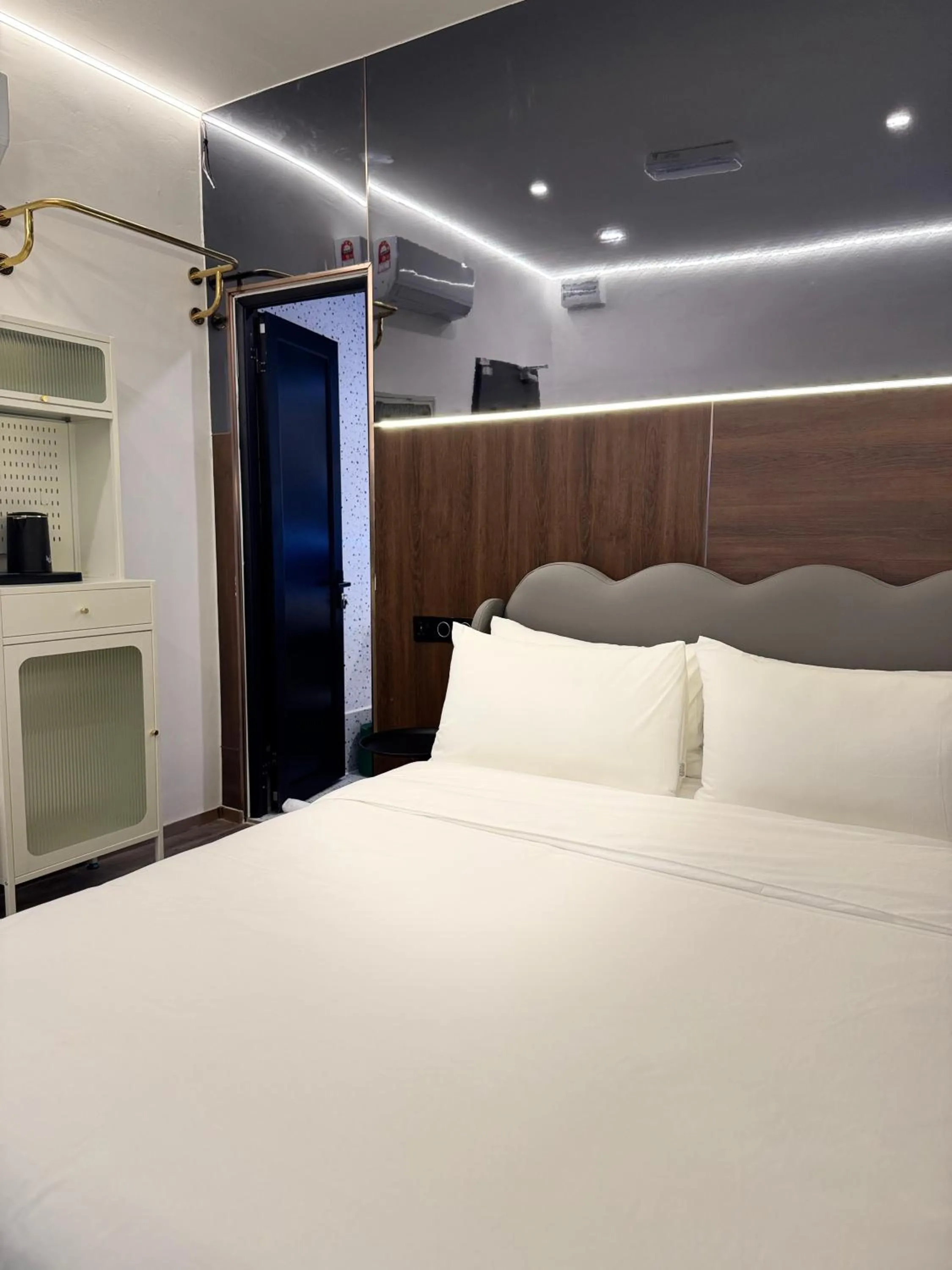 Bed in THE SWAN hotel