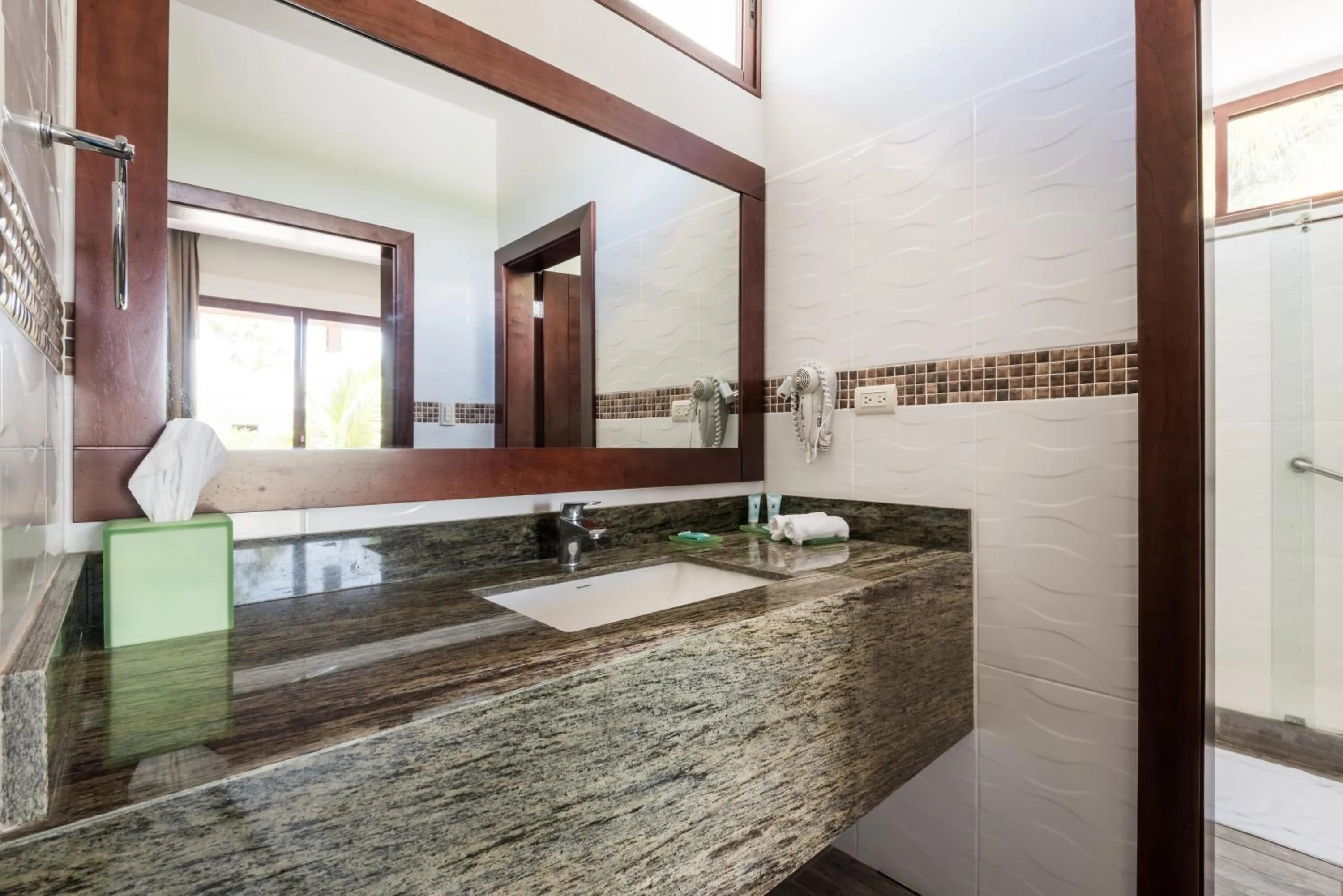 Paraiso Rainforest and Beach Hotel