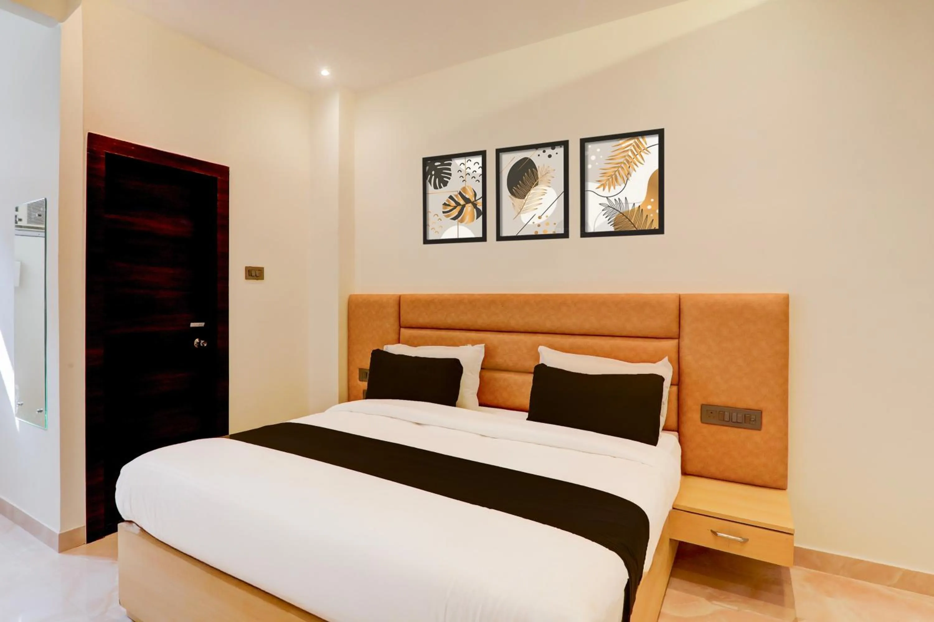 Lobby or reception in Collection O Siddharth Near A to Z Electronics