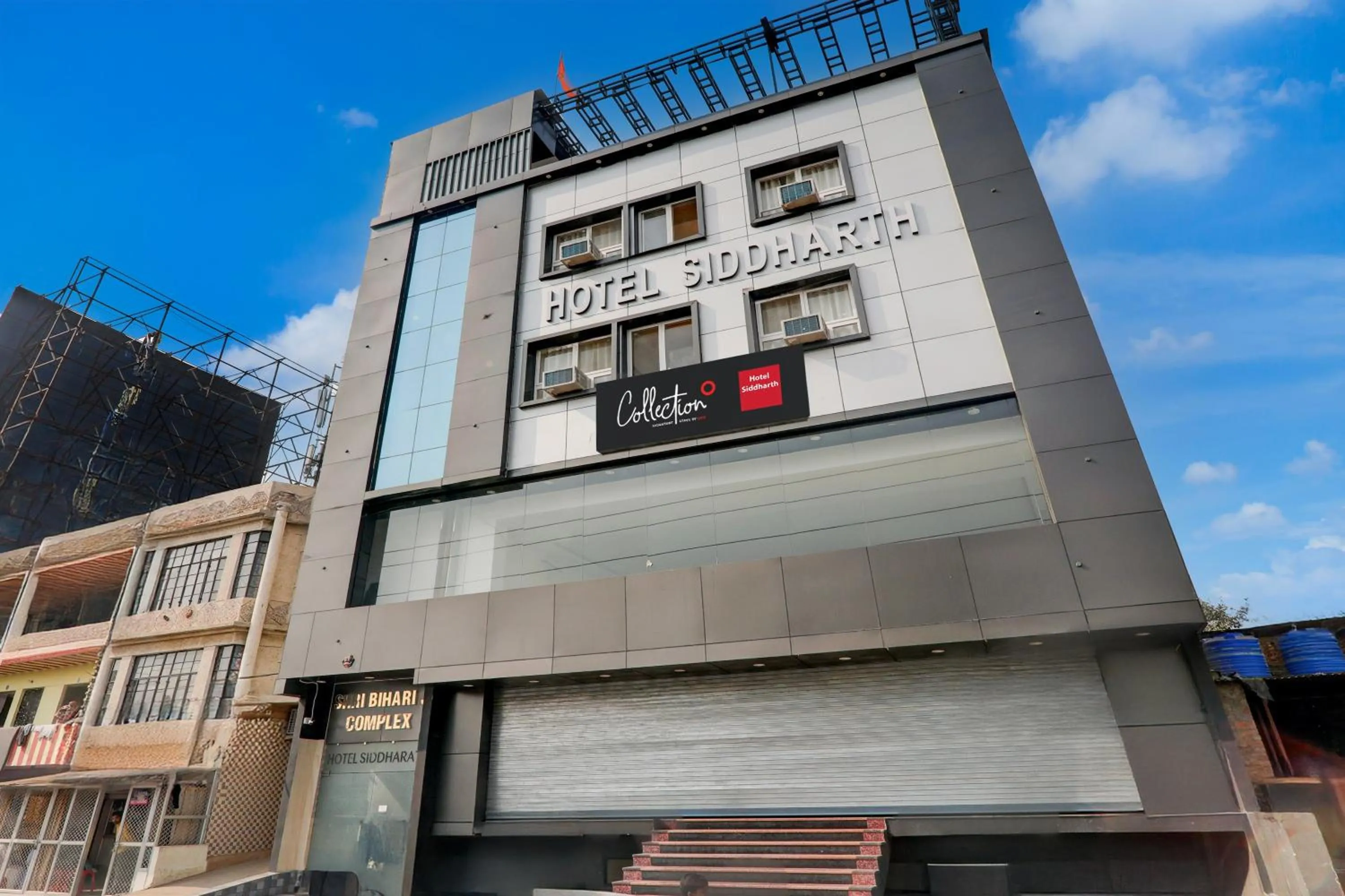 Facade/entrance in Collection O Siddharth Near A to Z Electronics