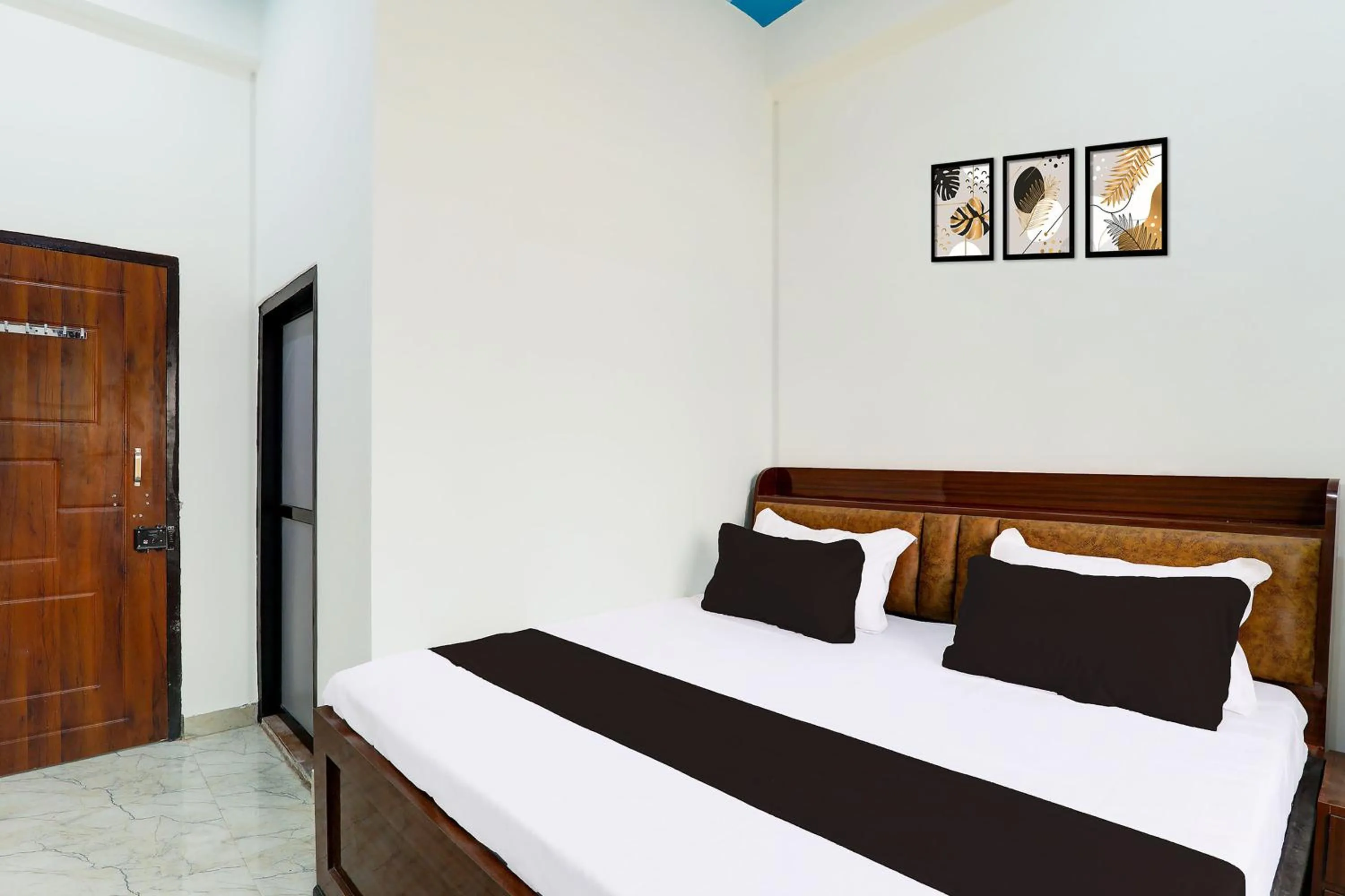 Bedroom, Bed in Hotel O Regalia Palace and Lawn