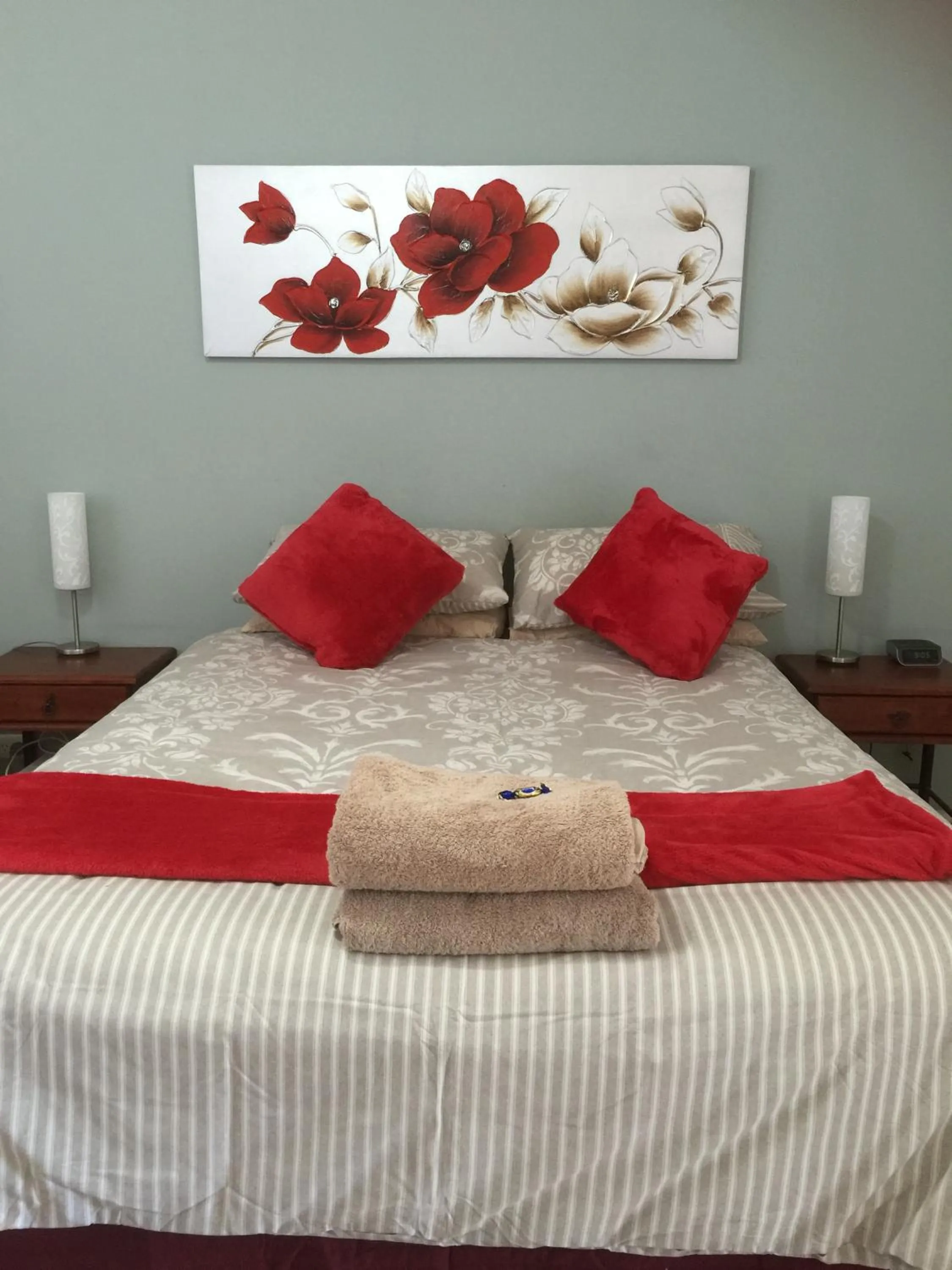 Bedroom, Bed in The Nosh & Nod - Avon Terrace