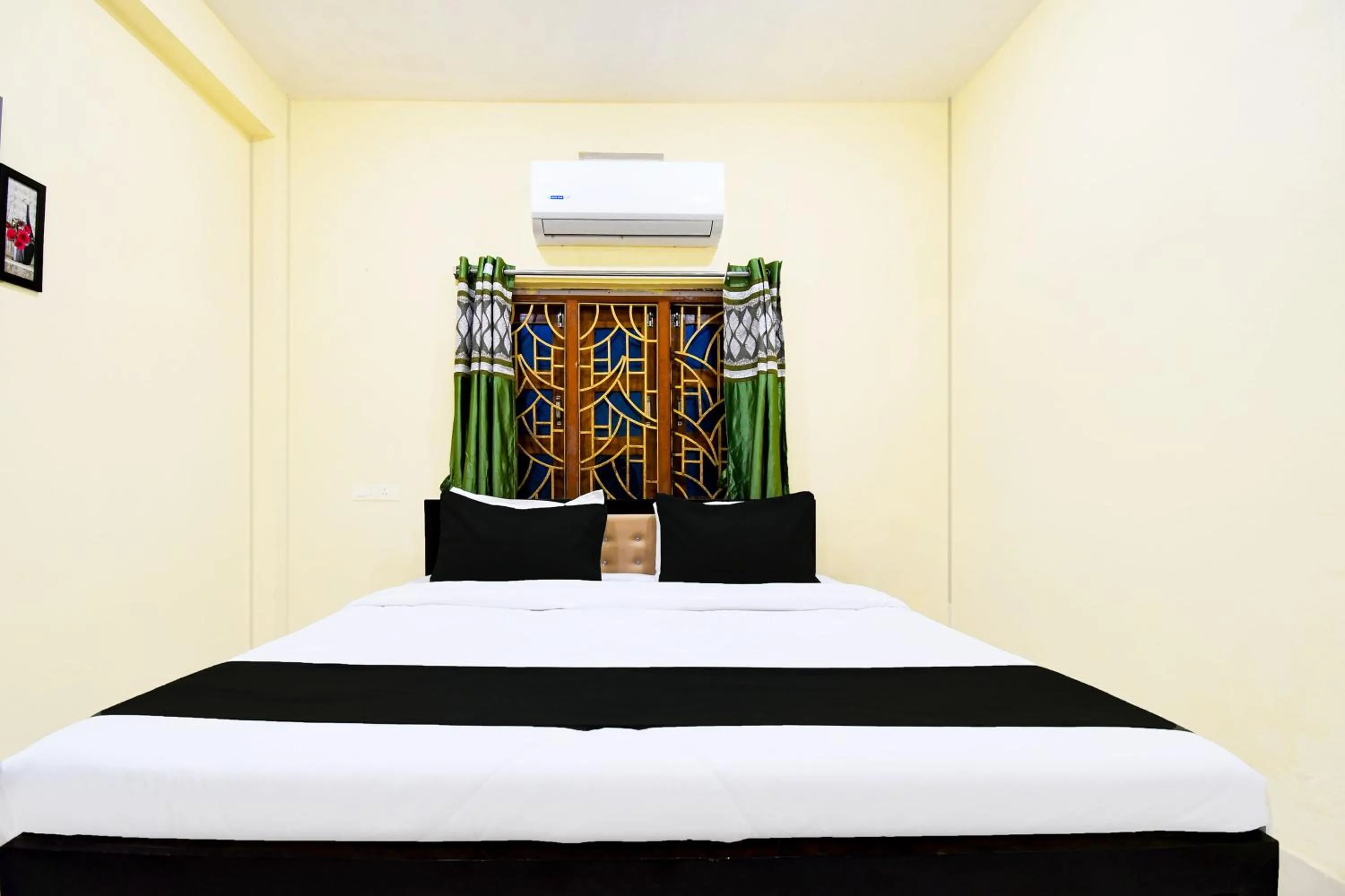 Bedroom, Bed in Hotel O HIGHWAY STAY IN