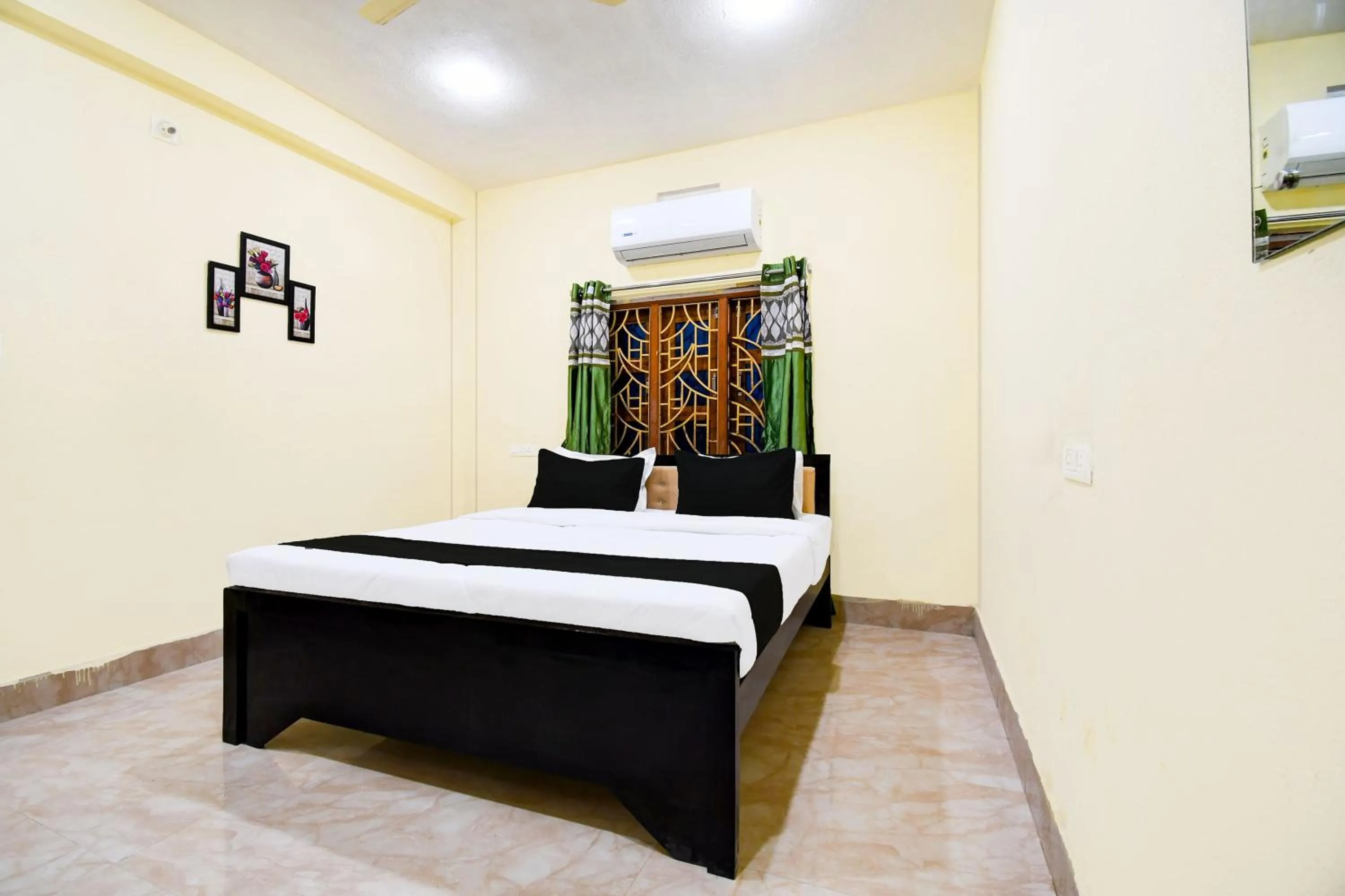 Bedroom, Bed in Hotel O HIGHWAY STAY IN