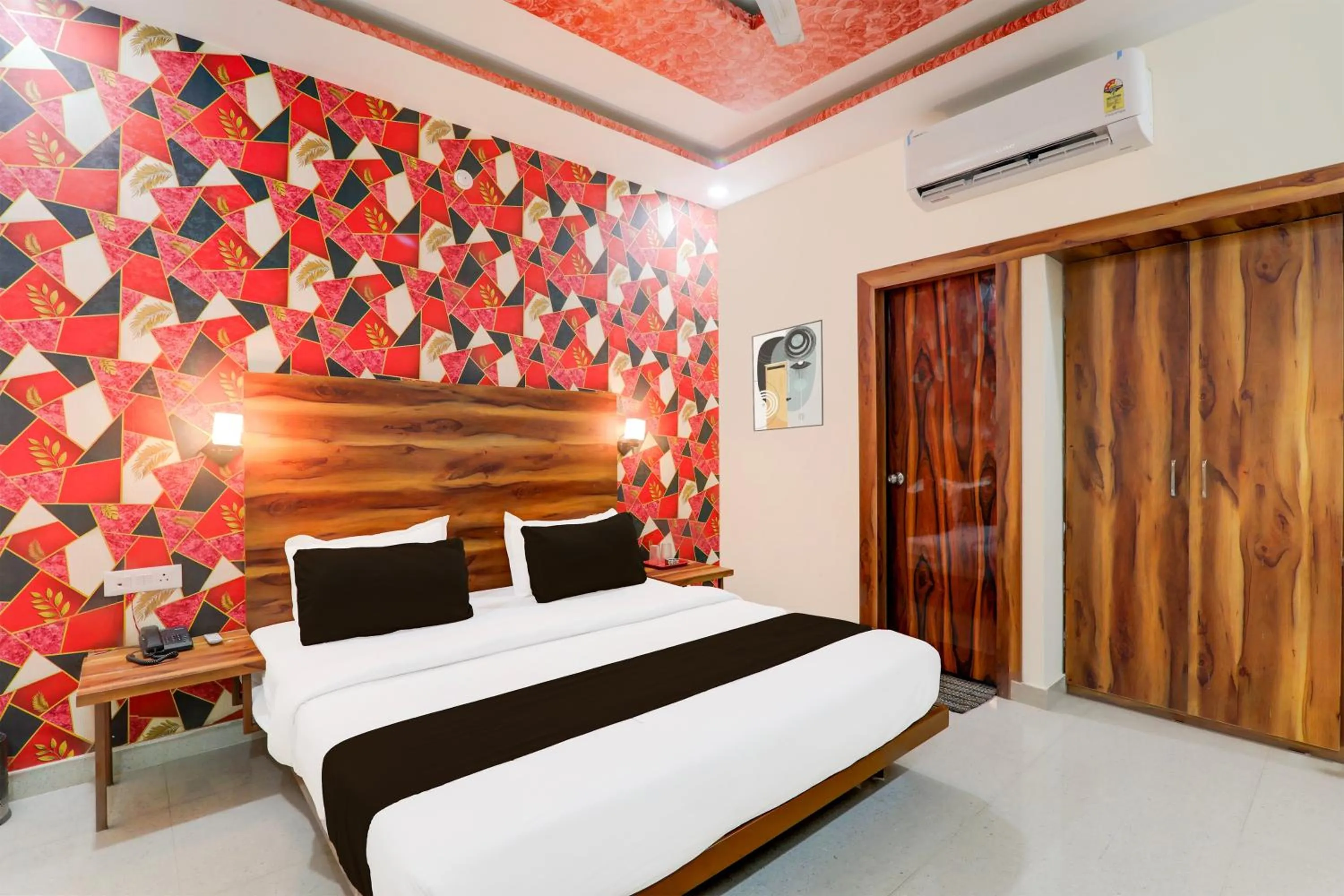 Bedroom, Bed in Hotel O Shimla Grand