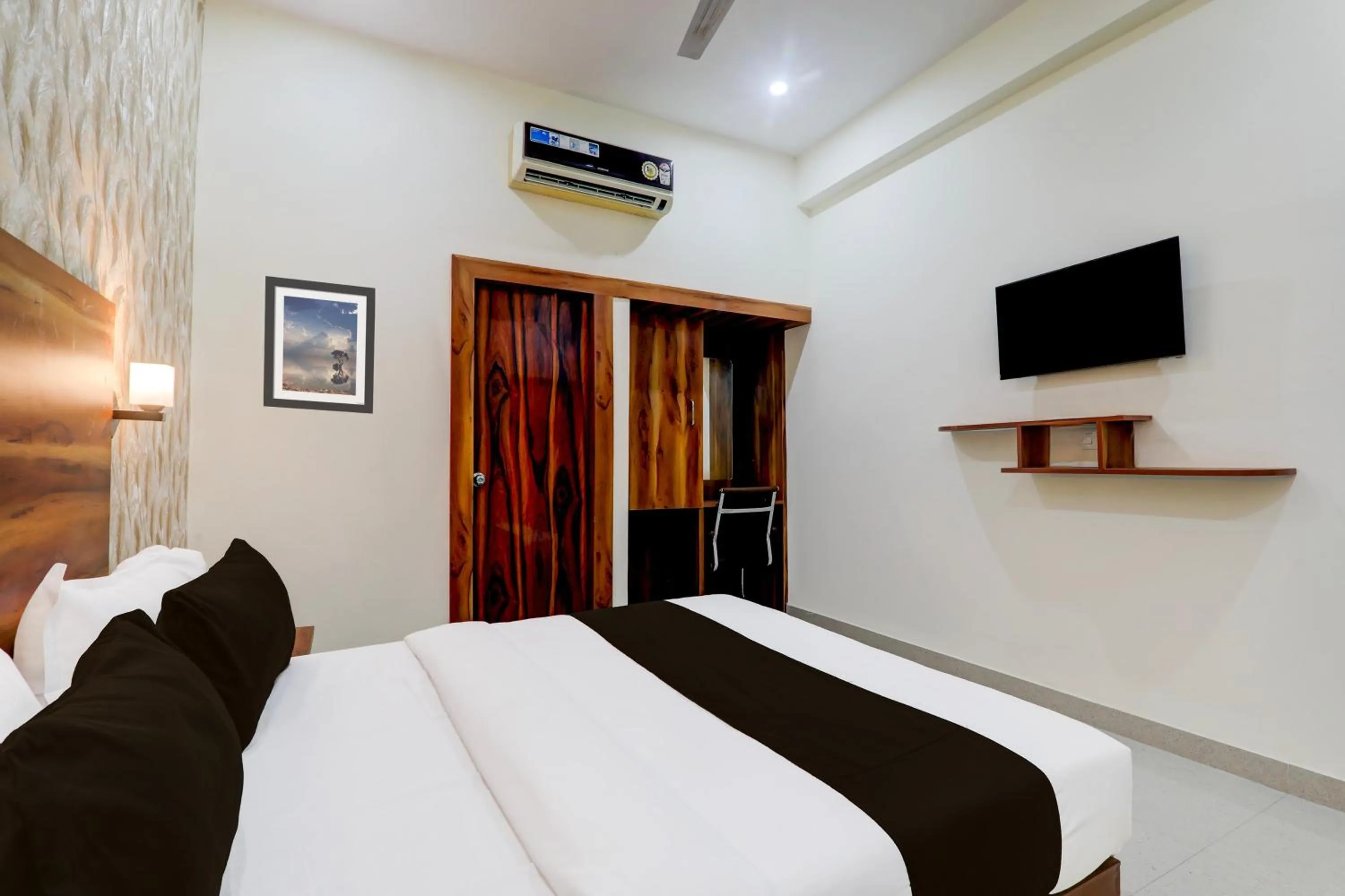 Bedroom, Bed in Hotel O Shimla Grand