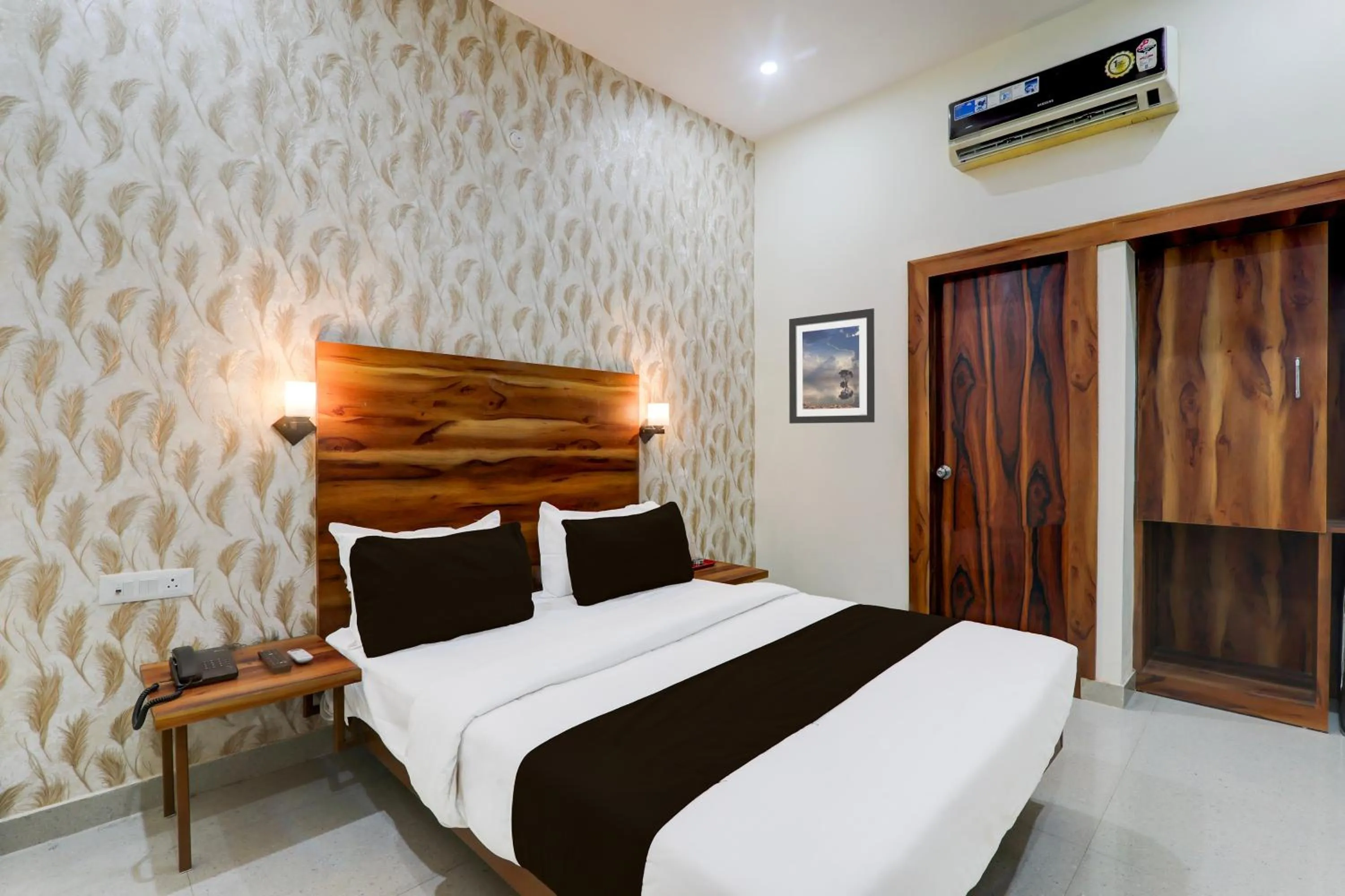 Bedroom, Bed in Hotel O Shimla Grand