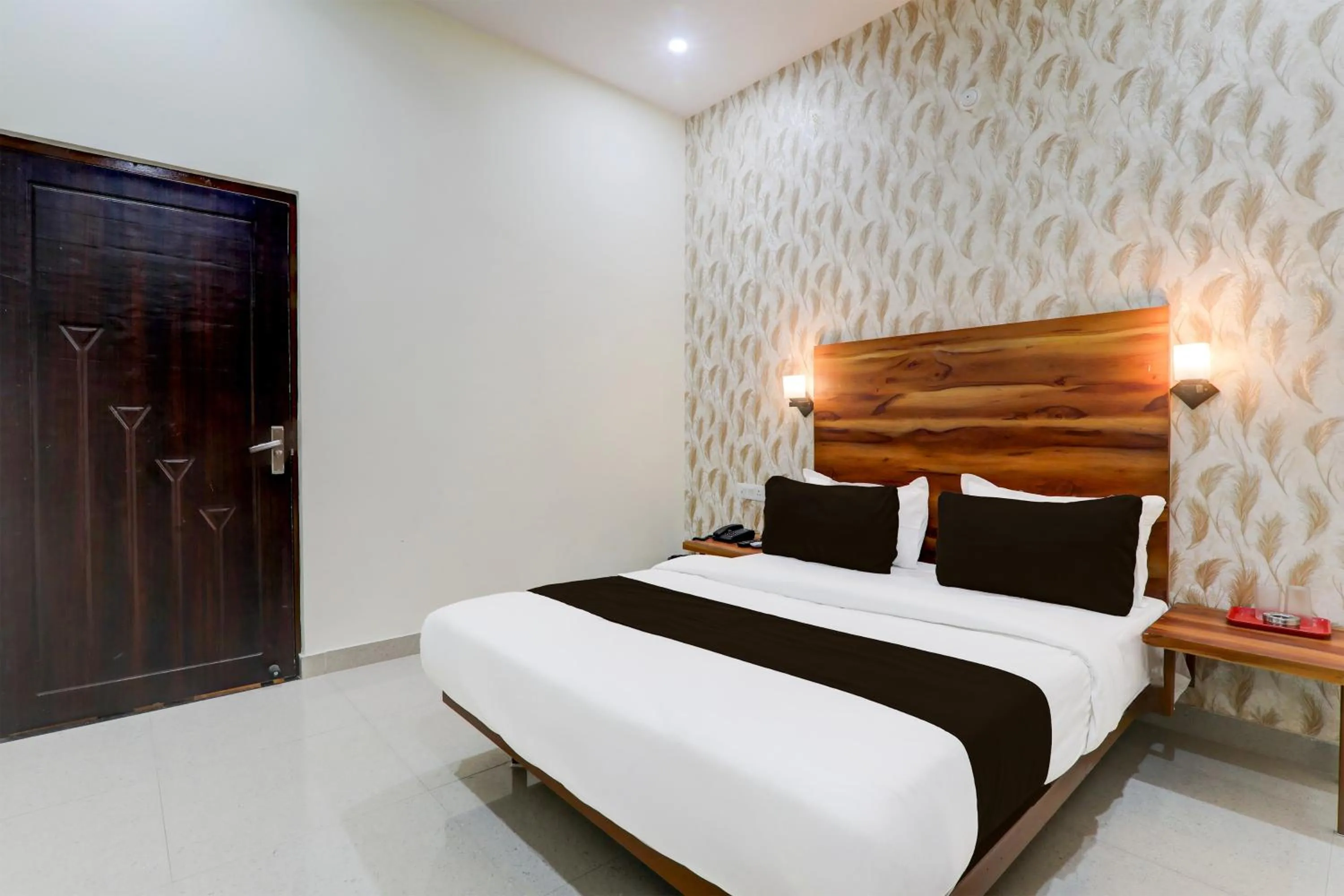 Bedroom, Bed in Hotel O Shimla Grand