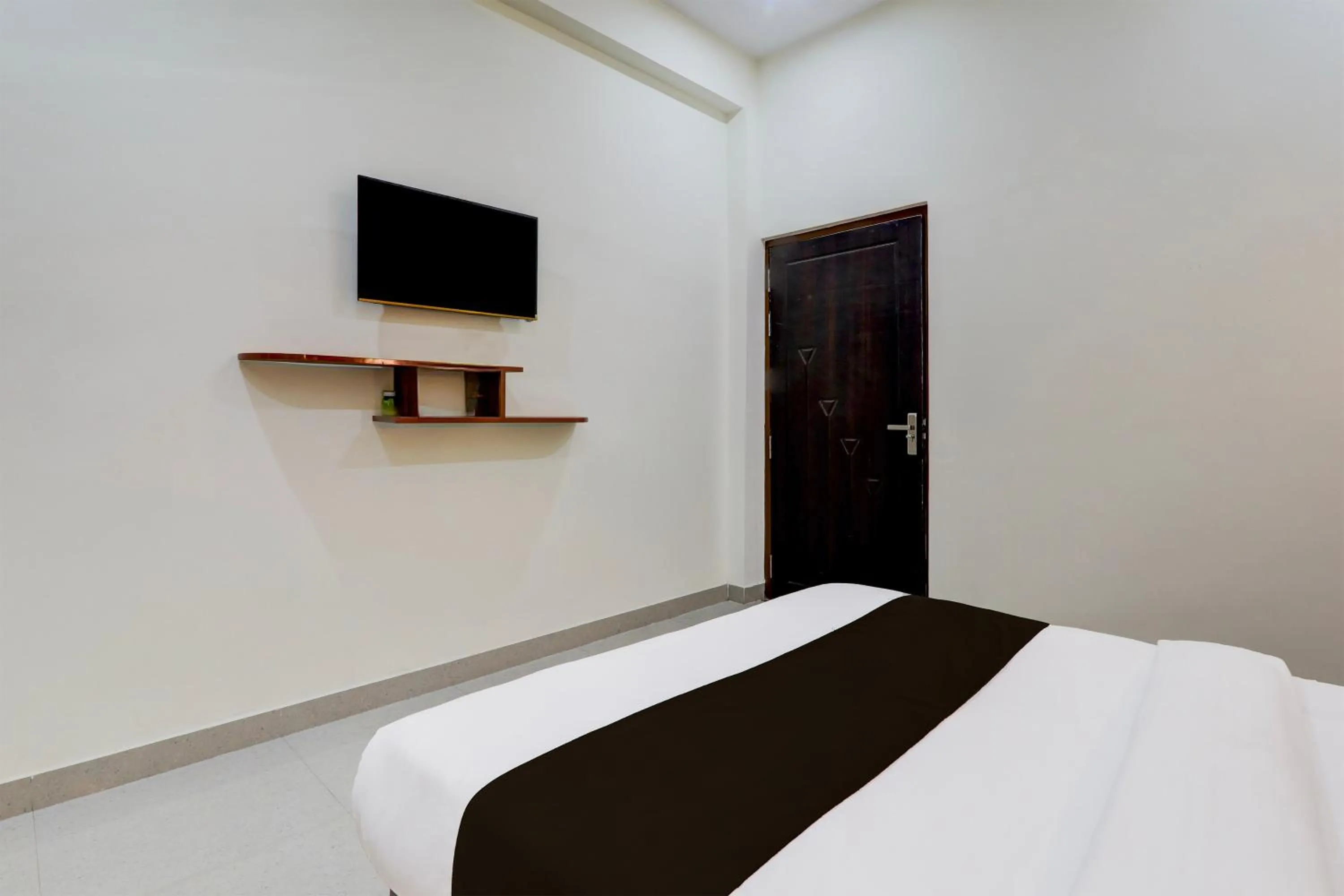 Bedroom, Bed in Hotel O Shimla Grand