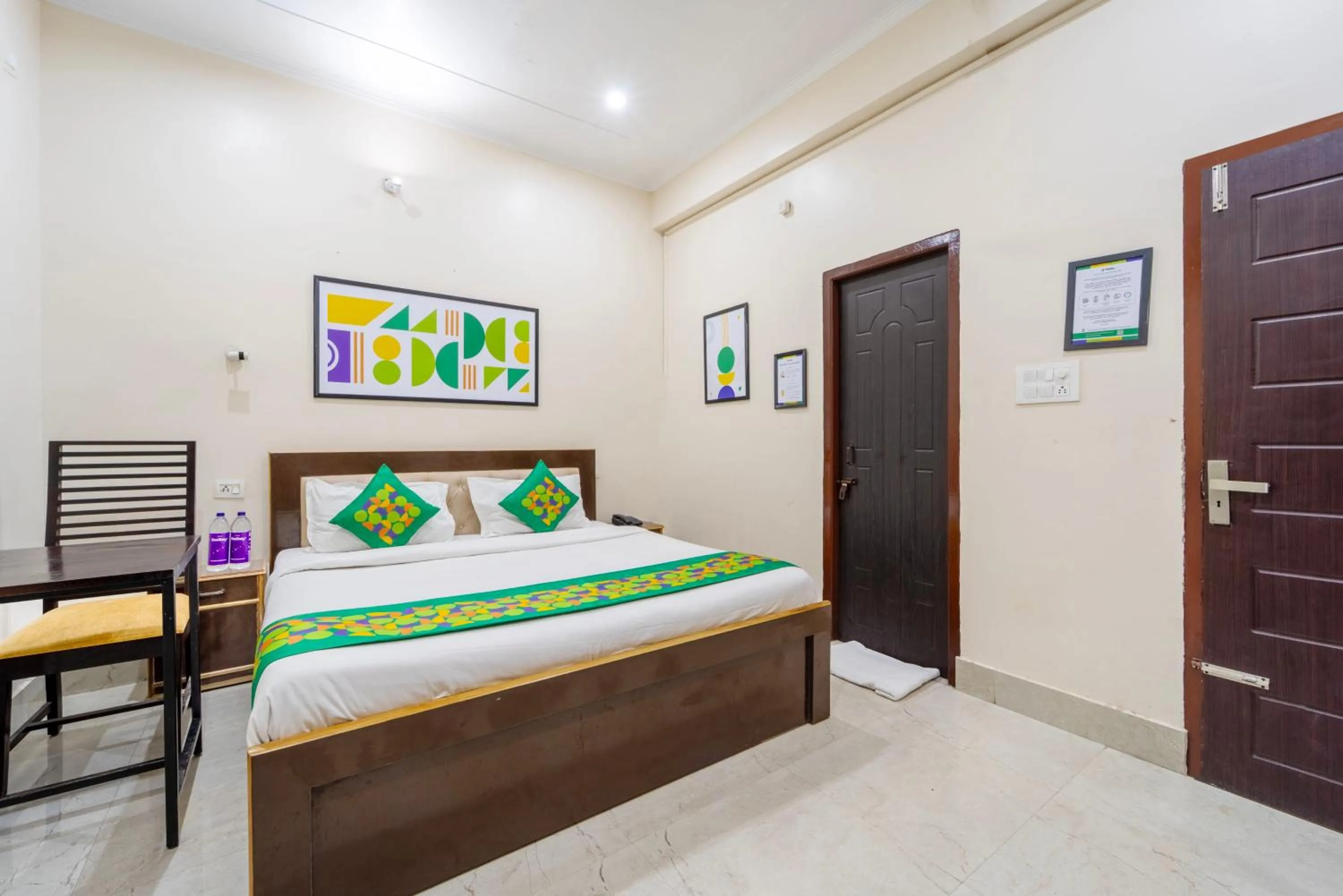 Bedroom, Bed in Treebo AK Residency, Tapovan