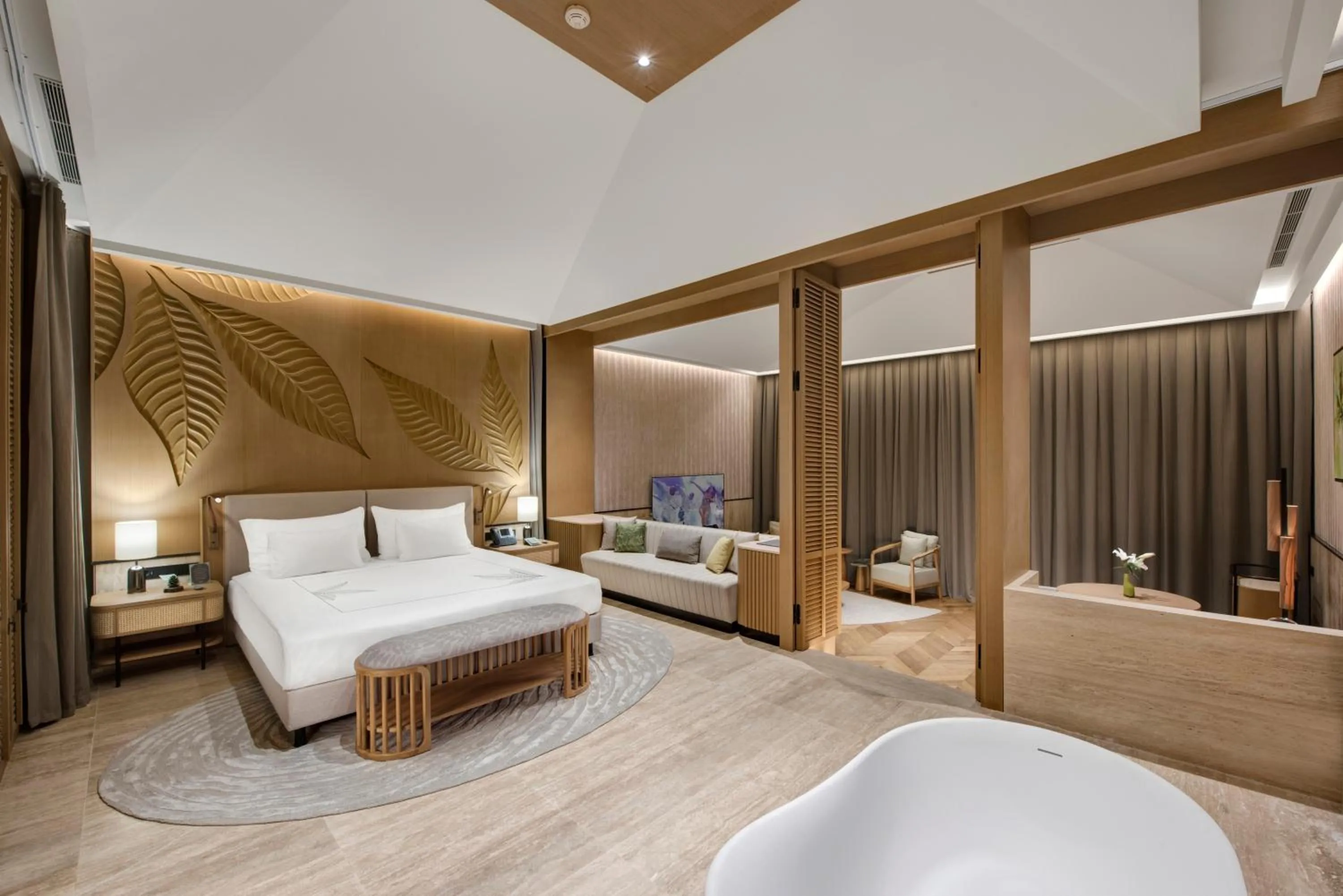 Photo of the whole room, Bed in Regnum The Crown