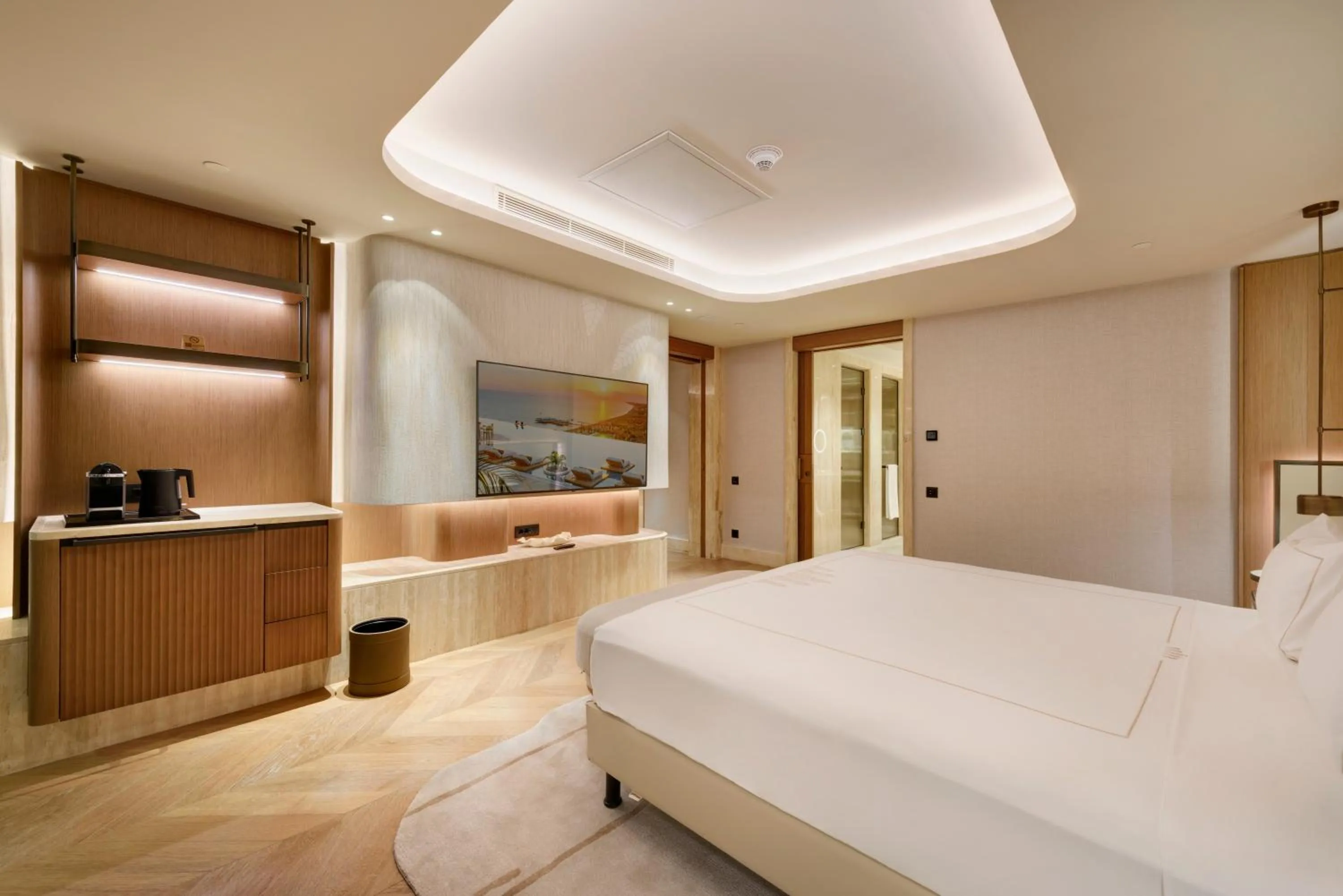 Photo of the whole room, Bed in Regnum The Crown