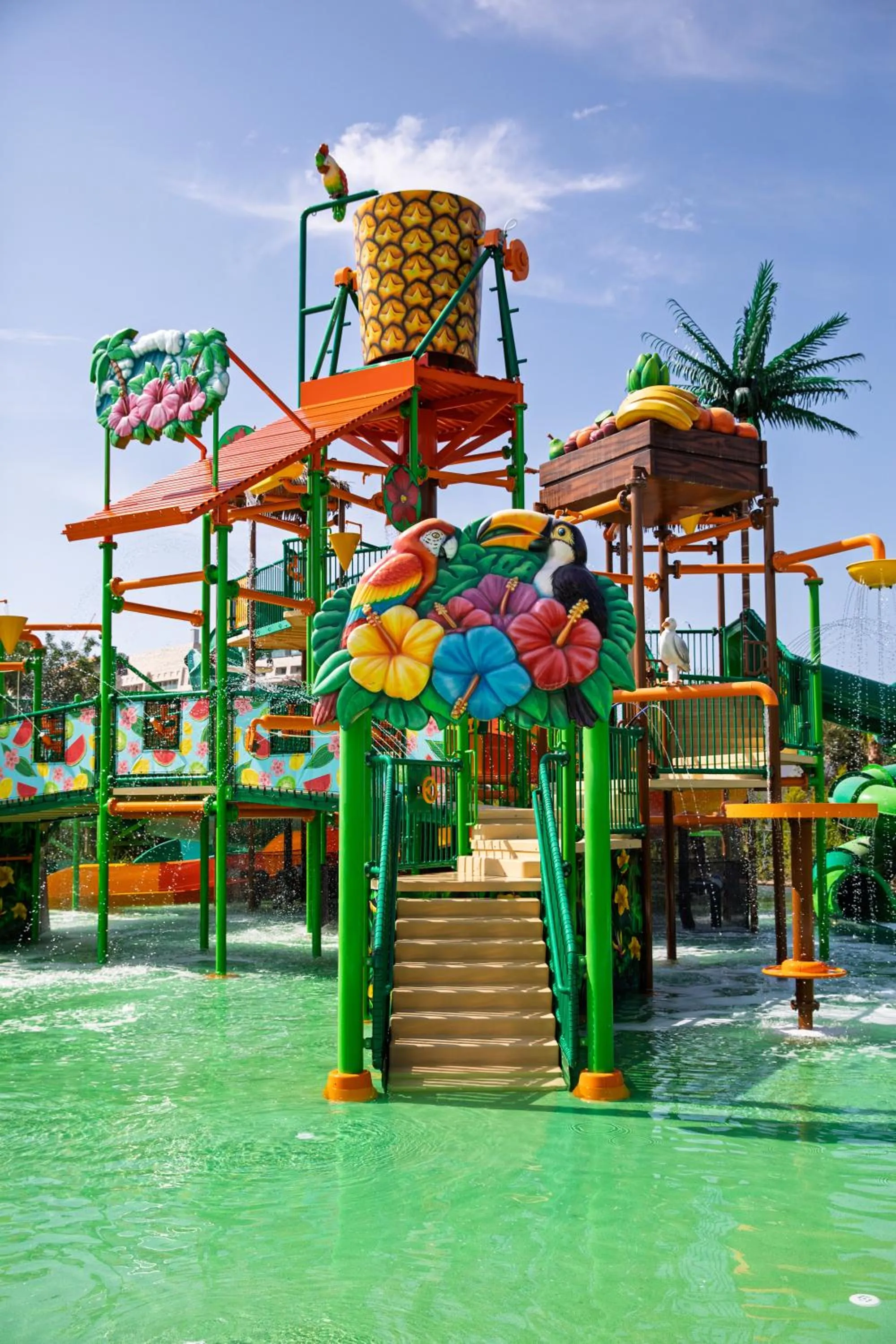 Swimming pool in Regnum The Crown