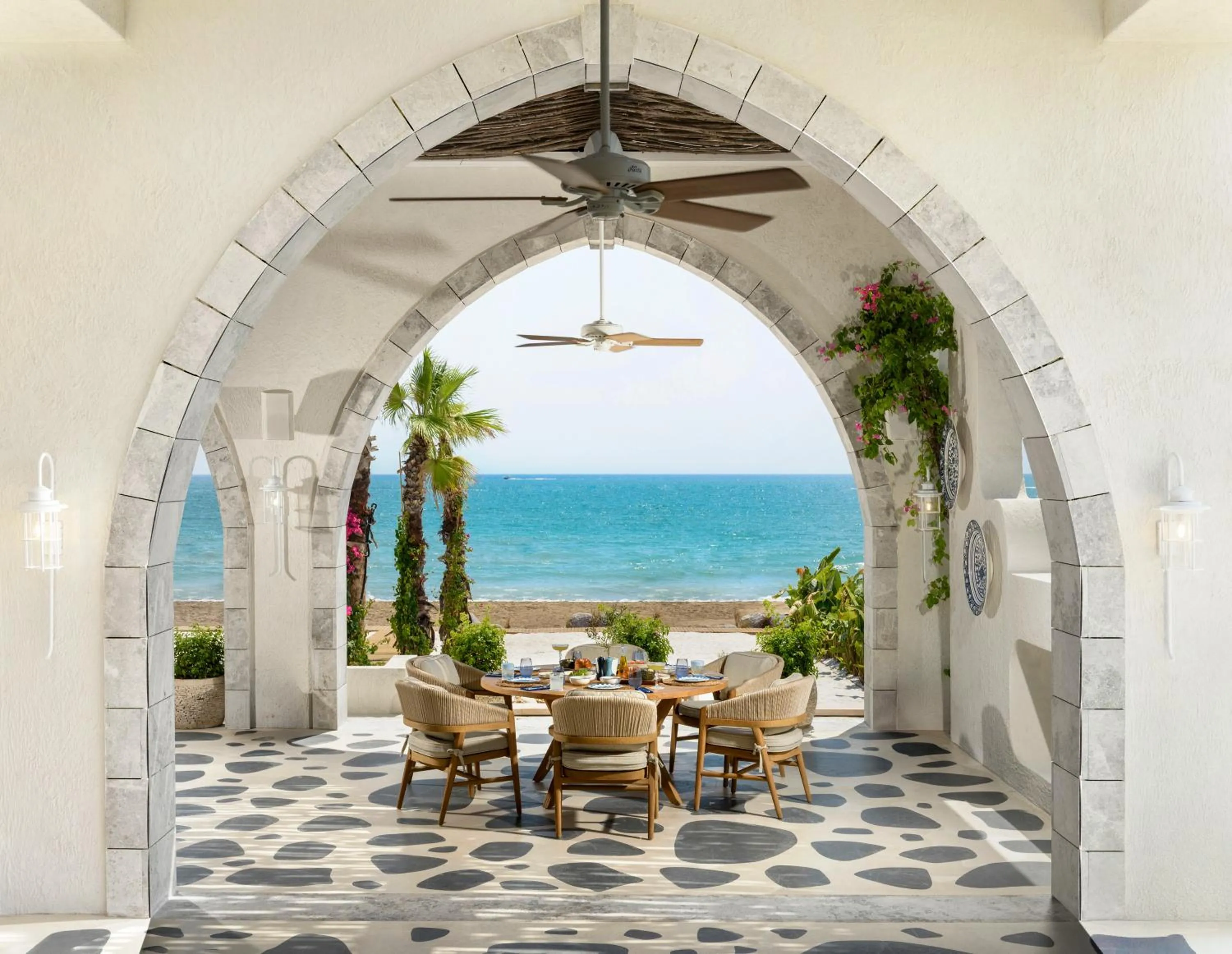 Restaurant/places to eat in Regnum The Crown