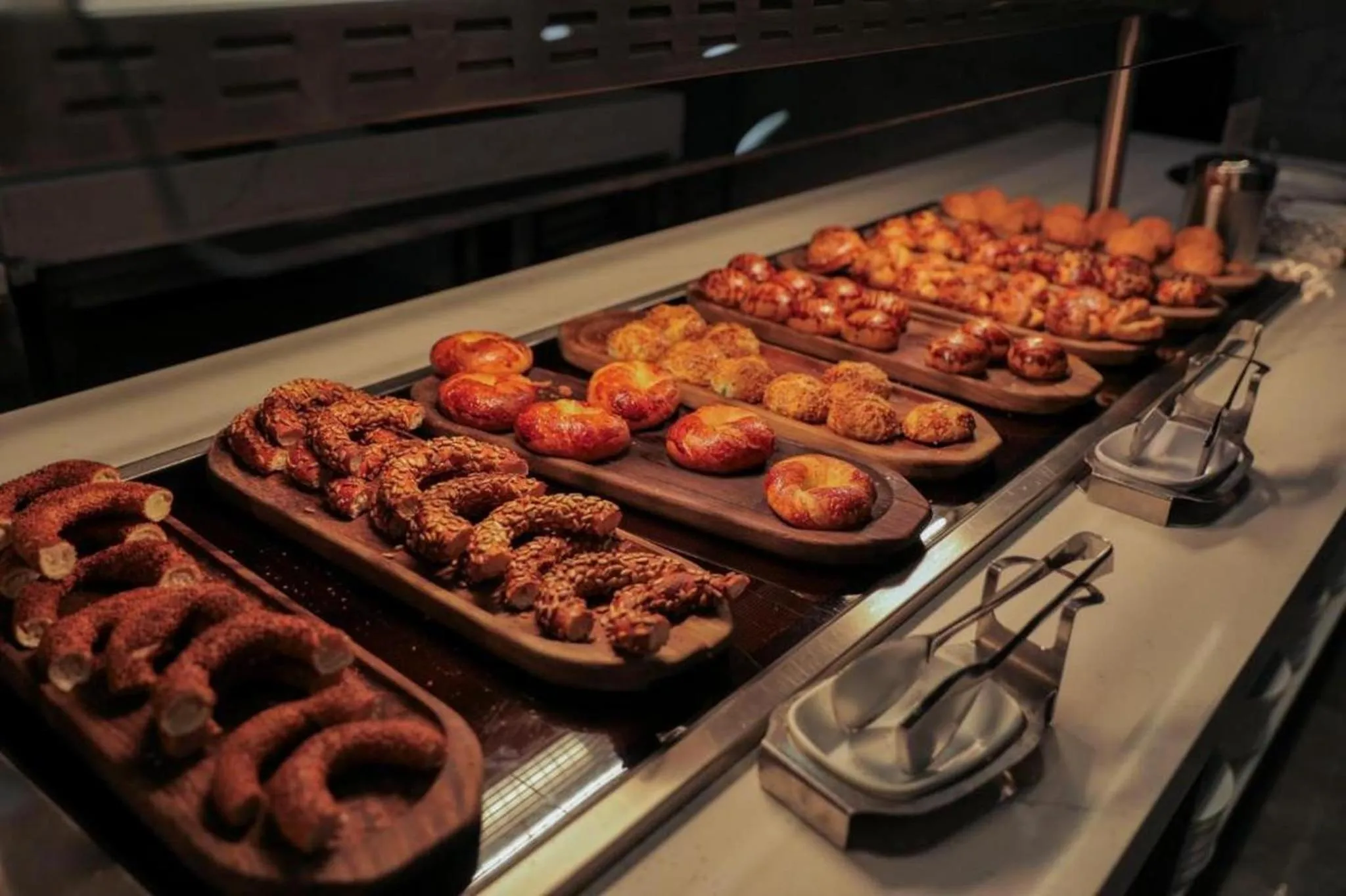 Breakfast in Regnum The Crown