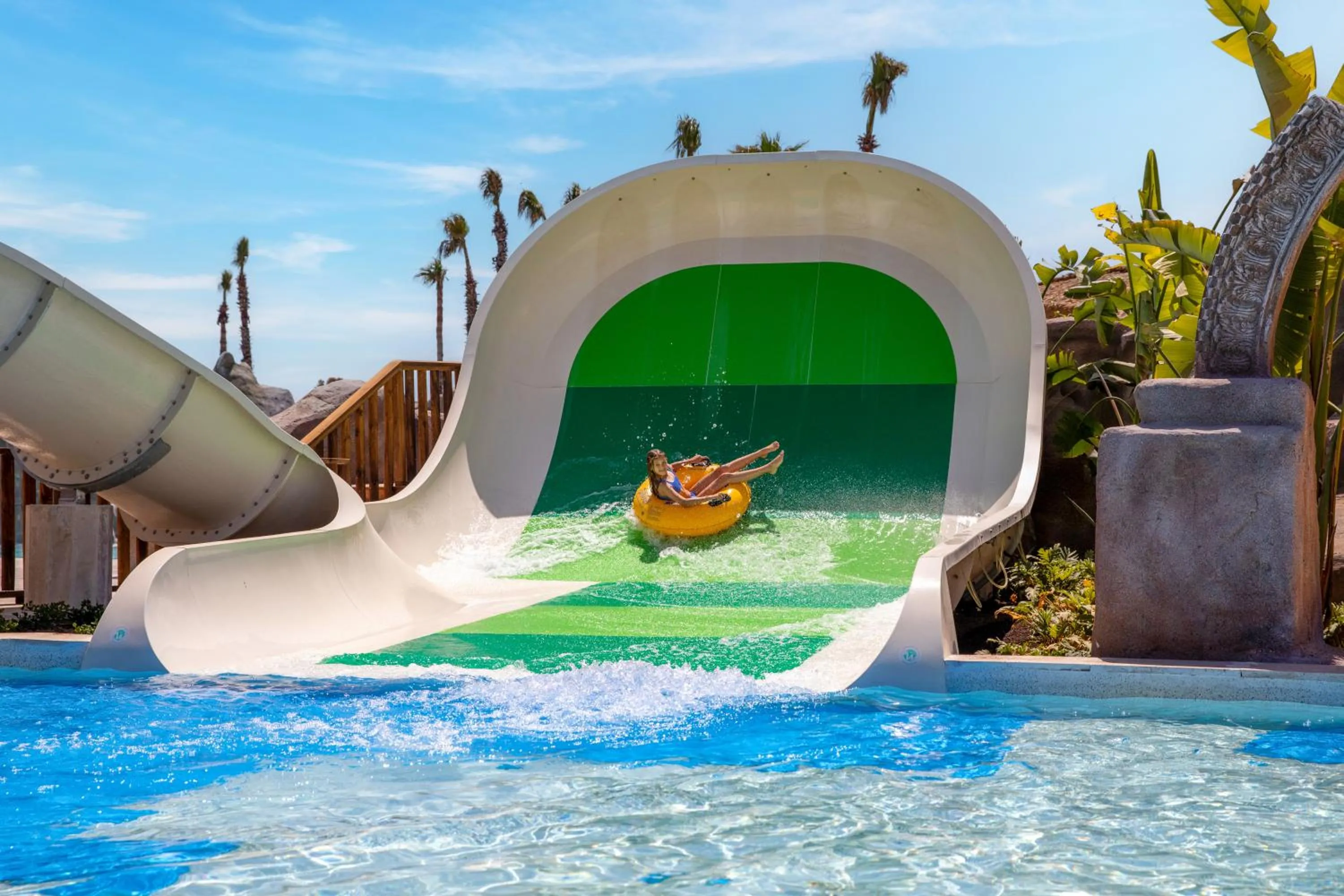 Swimming pool in Regnum The Crown