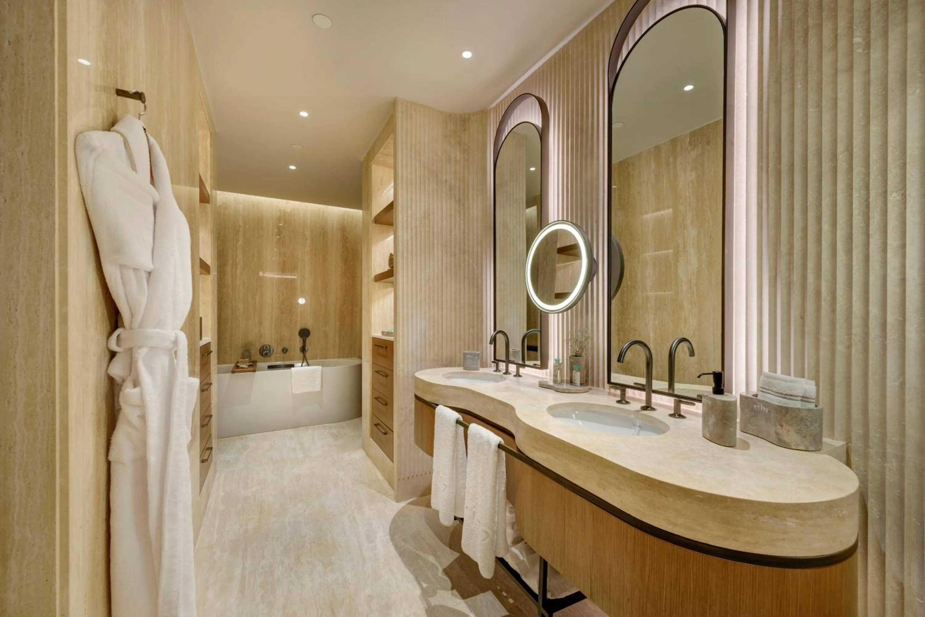 Shower in Regnum The Crown