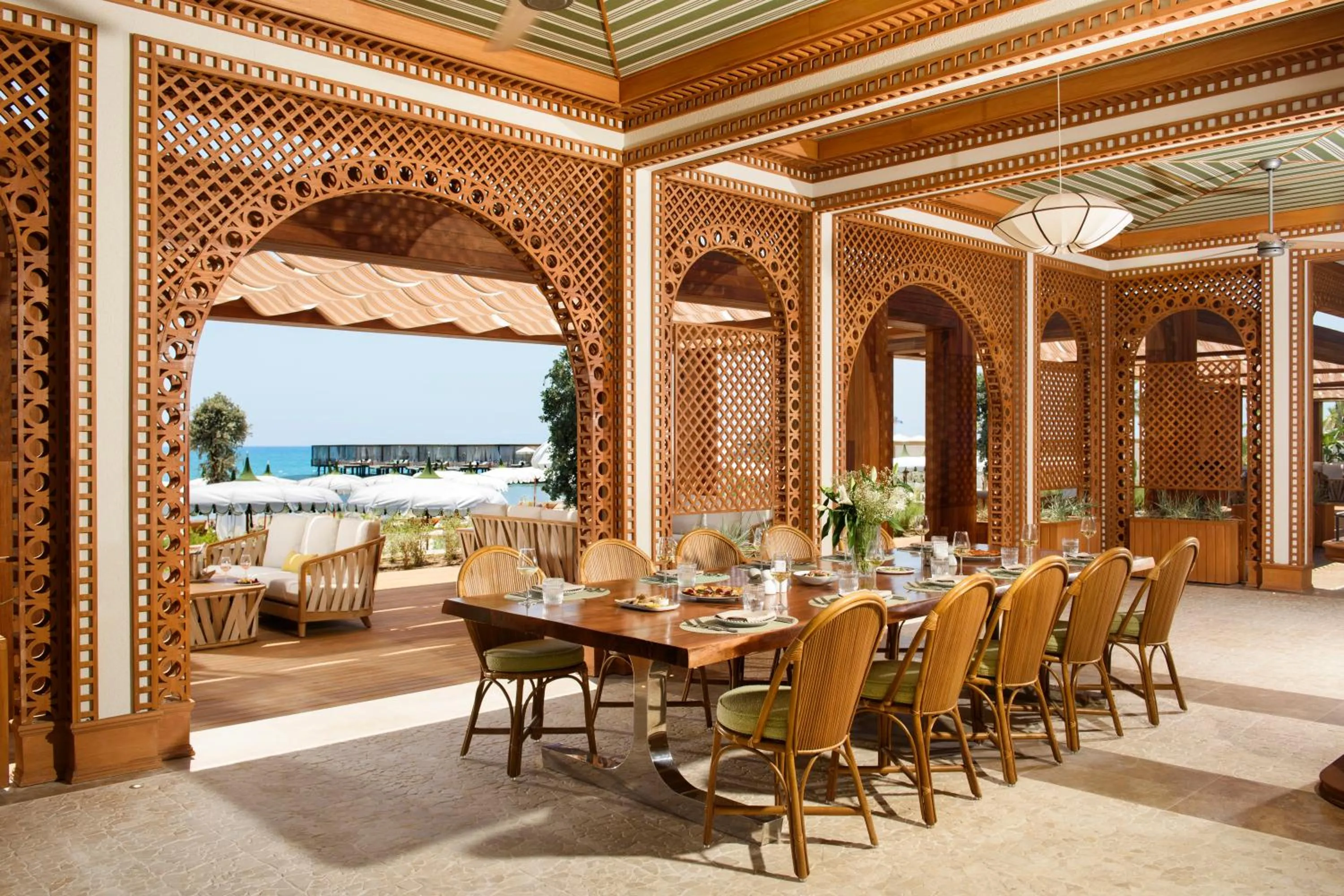 Restaurant/places to eat in Regnum The Crown