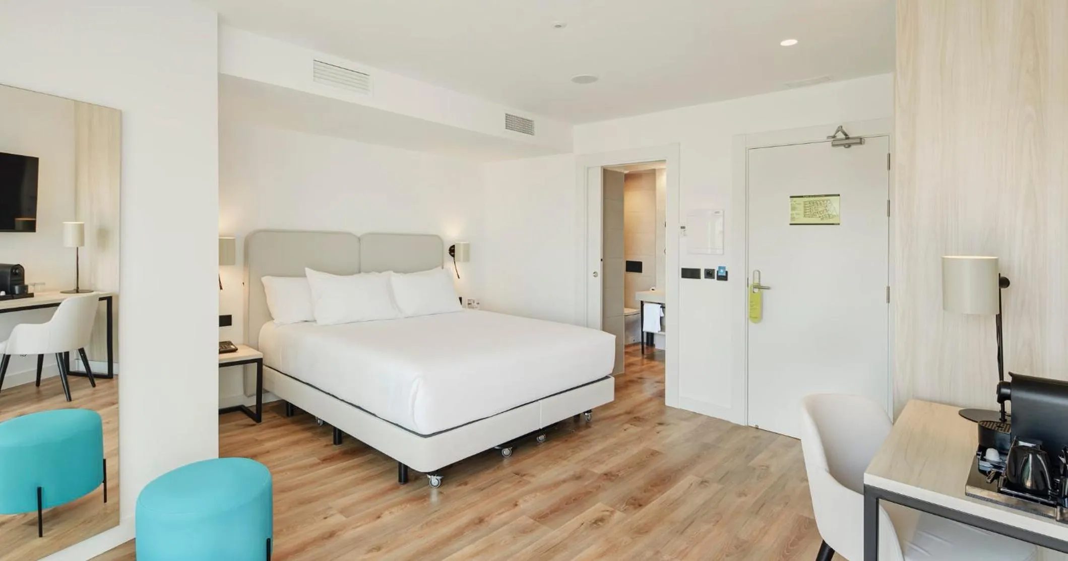 Photo of the whole room, Bed in Sercotel Cruz Del Mar