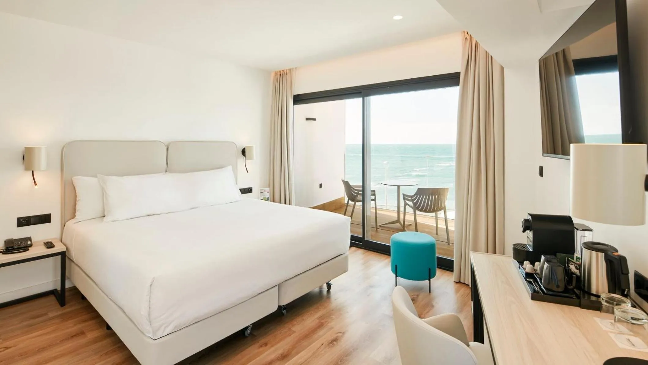 Photo of the whole room, Bed in Sercotel Cruz Del Mar