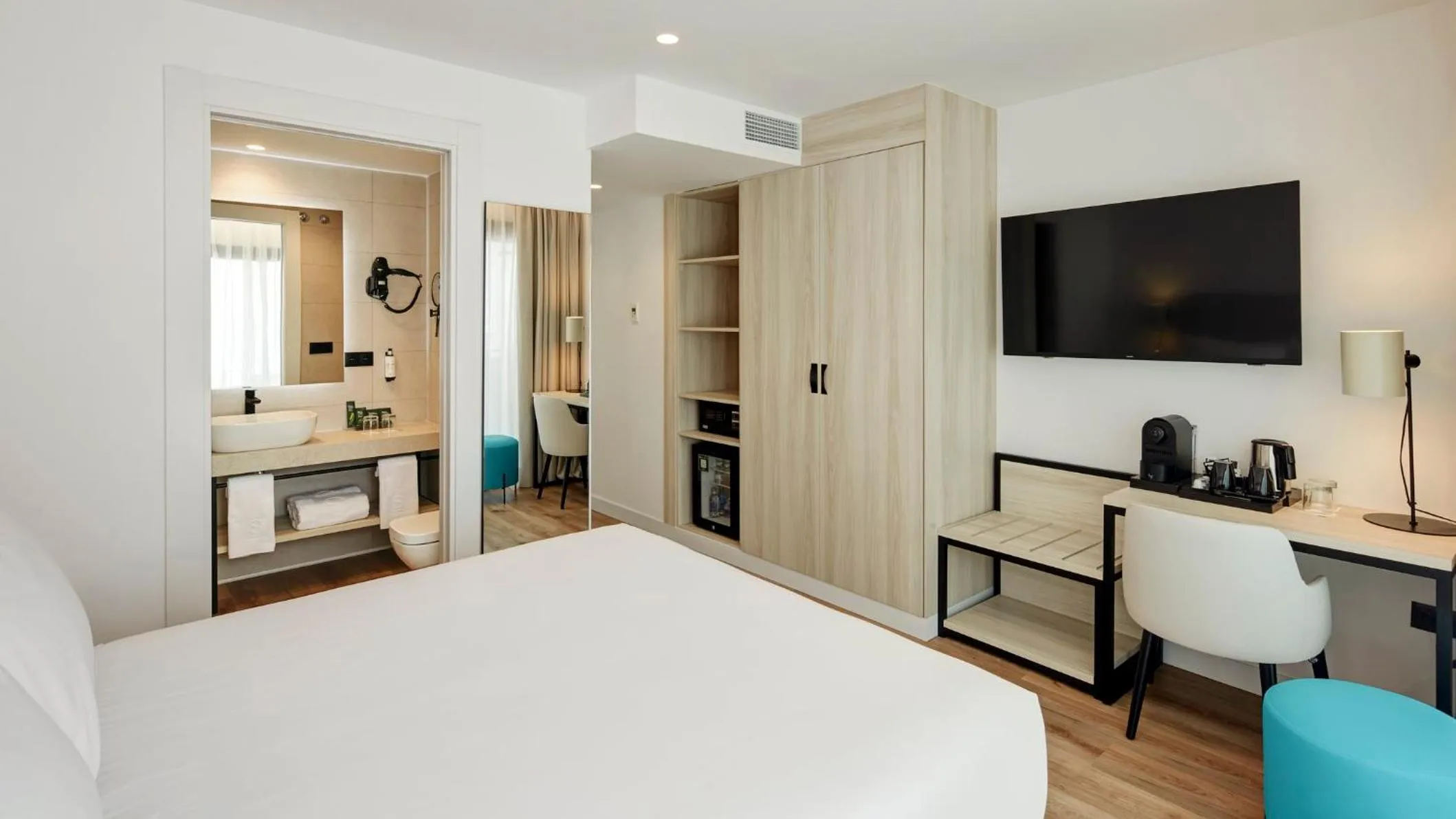 Photo of the whole room, Bed in Sercotel Cruz Del Mar