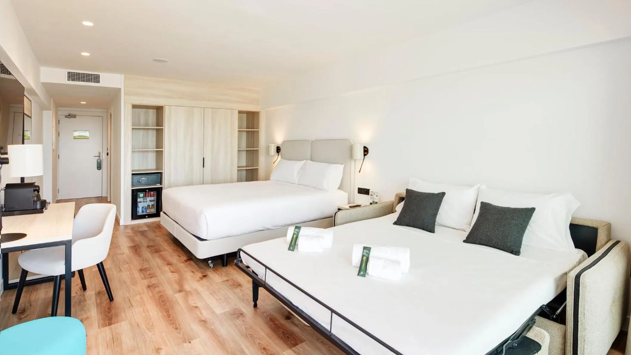 Photo of the whole room, Bed in Sercotel Cruz Del Mar