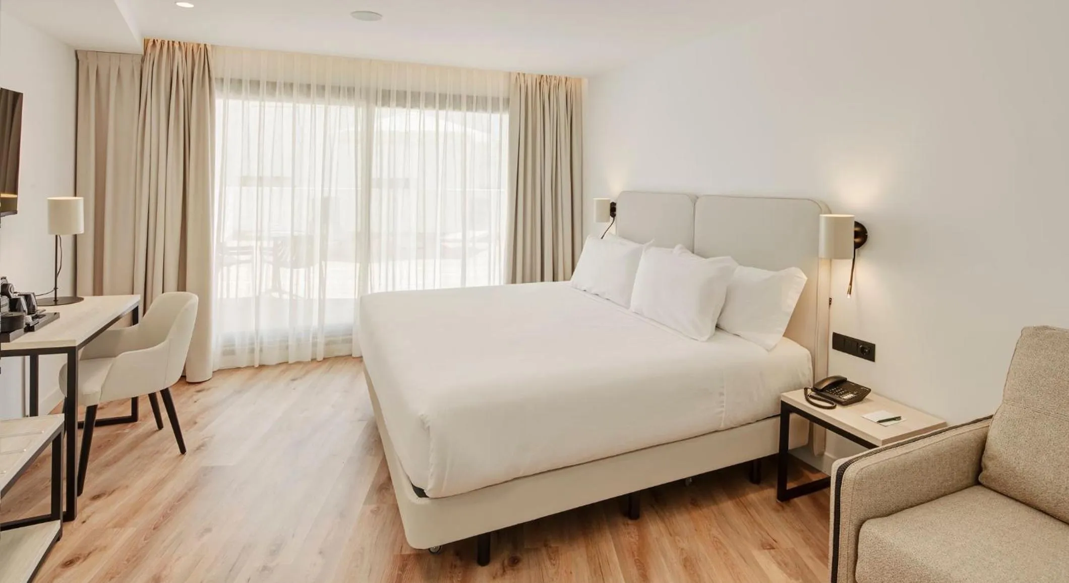 Photo of the whole room, Bed in Sercotel Cruz Del Mar