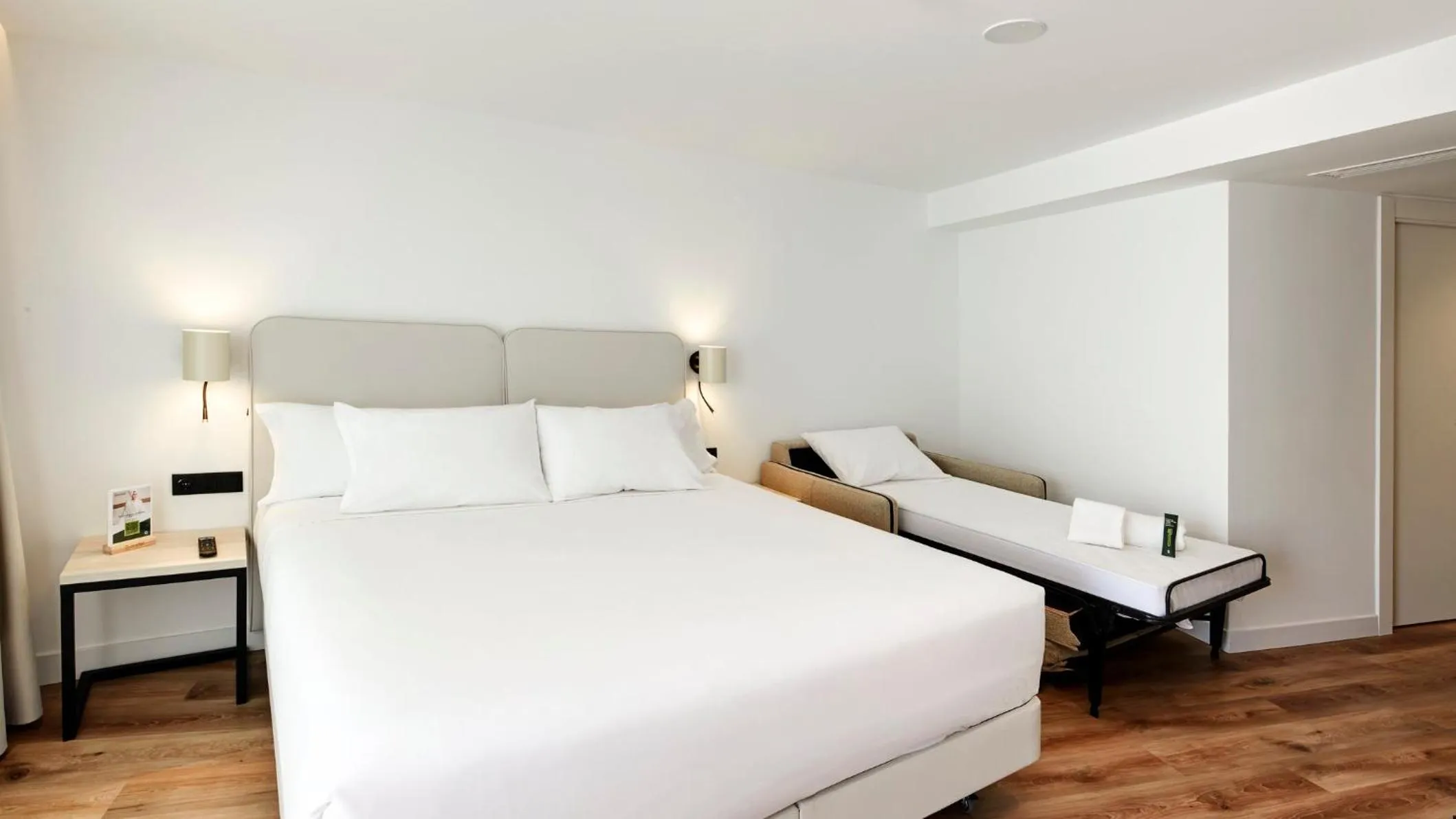 Photo of the whole room, Bed in Sercotel Cruz Del Mar