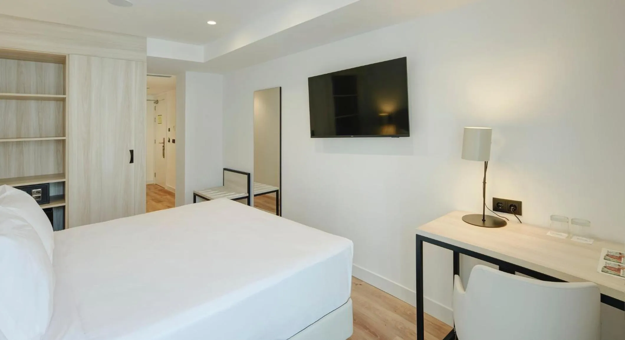 Photo of the whole room, Bed in Sercotel Cruz Del Mar