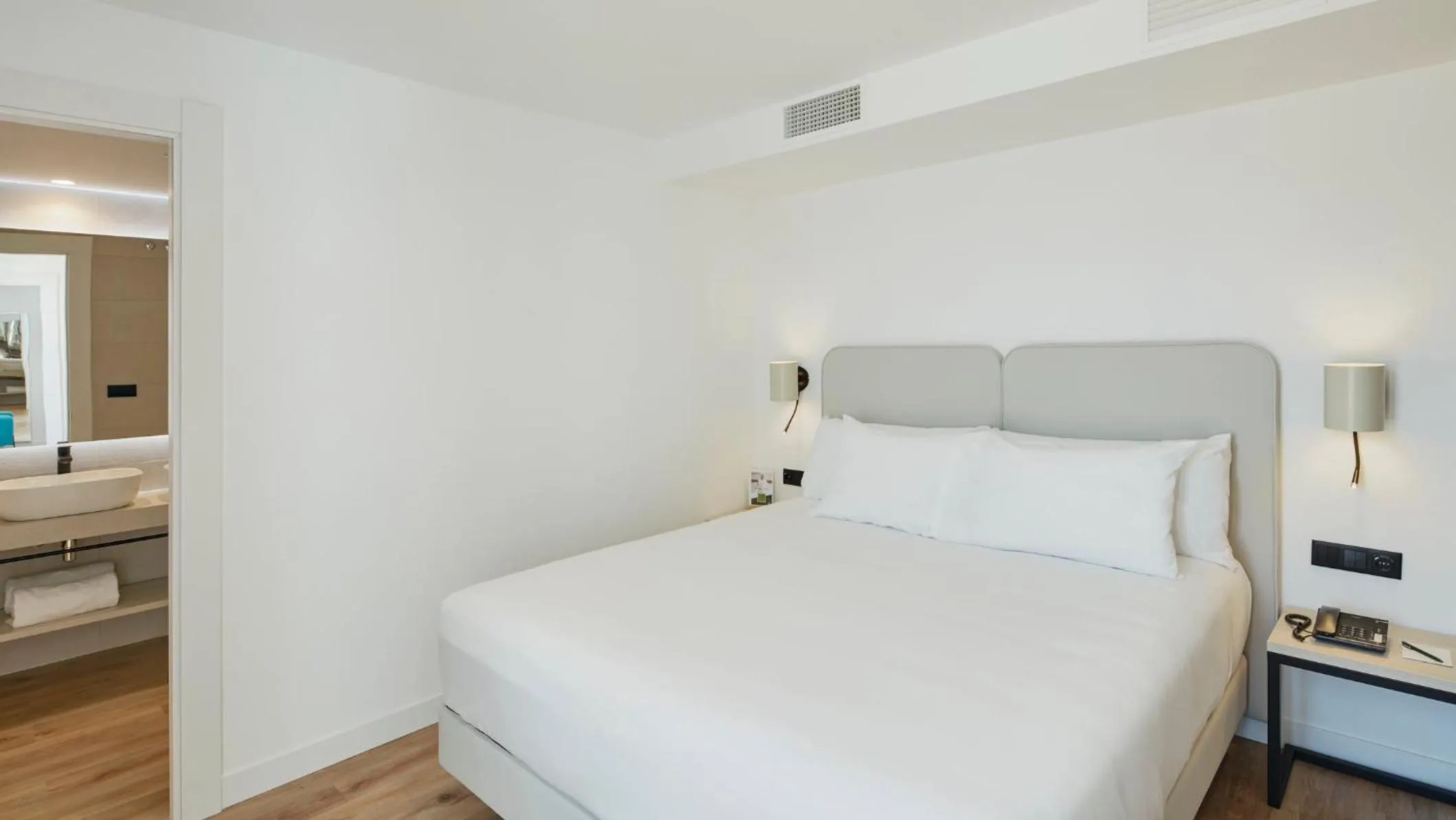 Photo of the whole room, Bed in Sercotel Cruz Del Mar