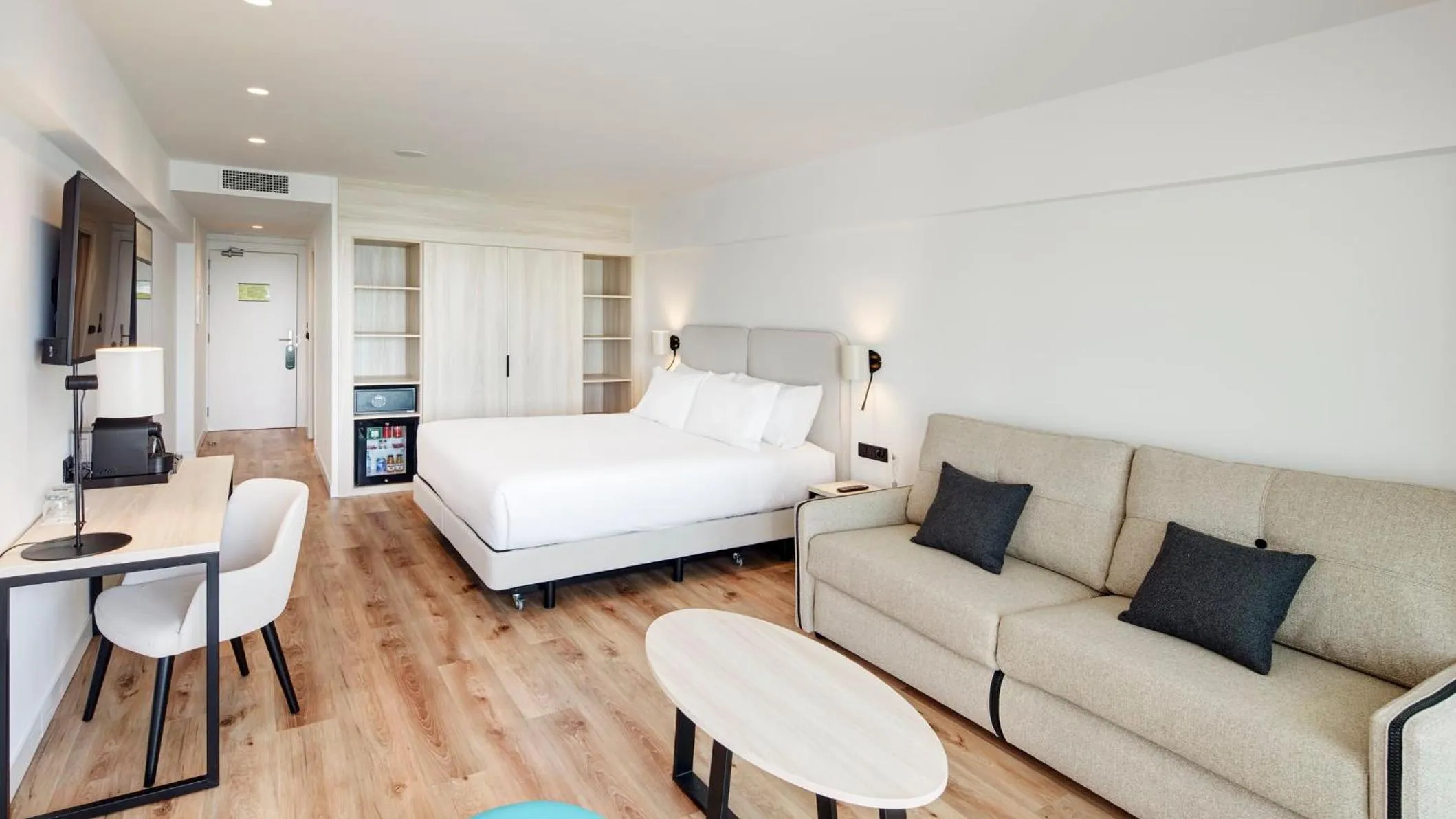 Photo of the whole room, Bed in Sercotel Cruz Del Mar