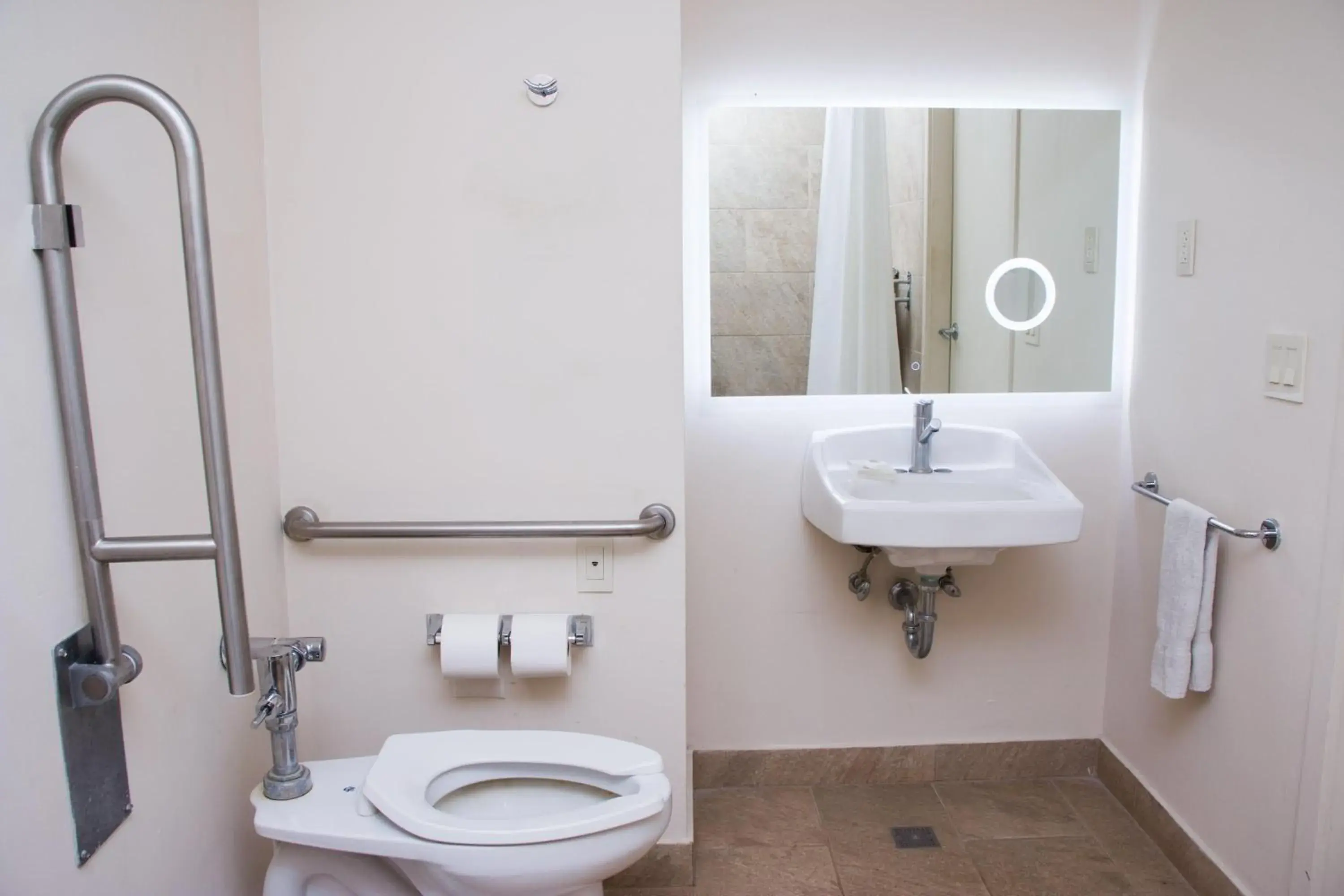 Concept King Room with Bathtub with Grab Bars - Mobility Accessible/Non-Smoking in Wyndham Tamarindo Concept King Room with Bathtub with Grab Bars - Mobility Accessible/Non-Smoking in Wyndham Tamarindo