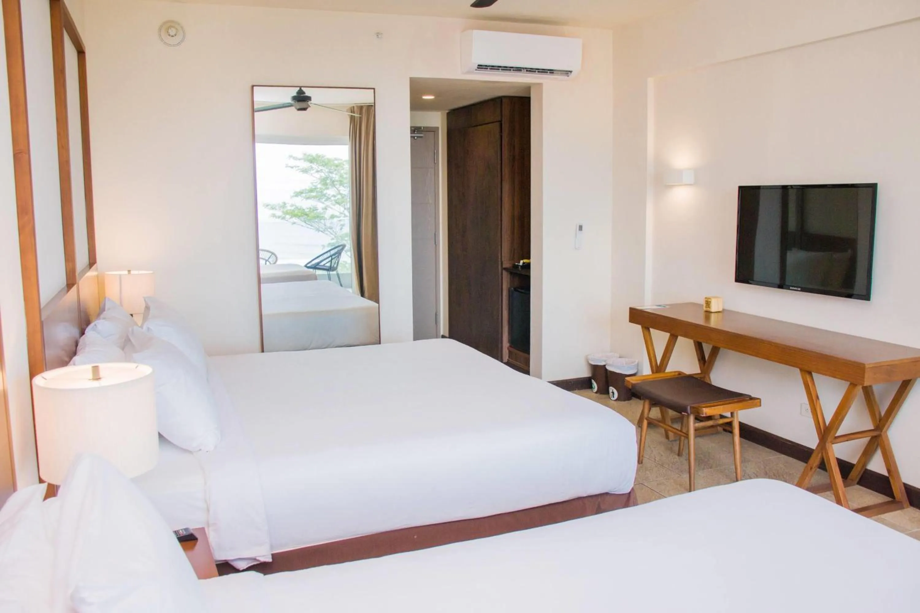 Photo of the whole room, Bed in Wyndham Tamarindo