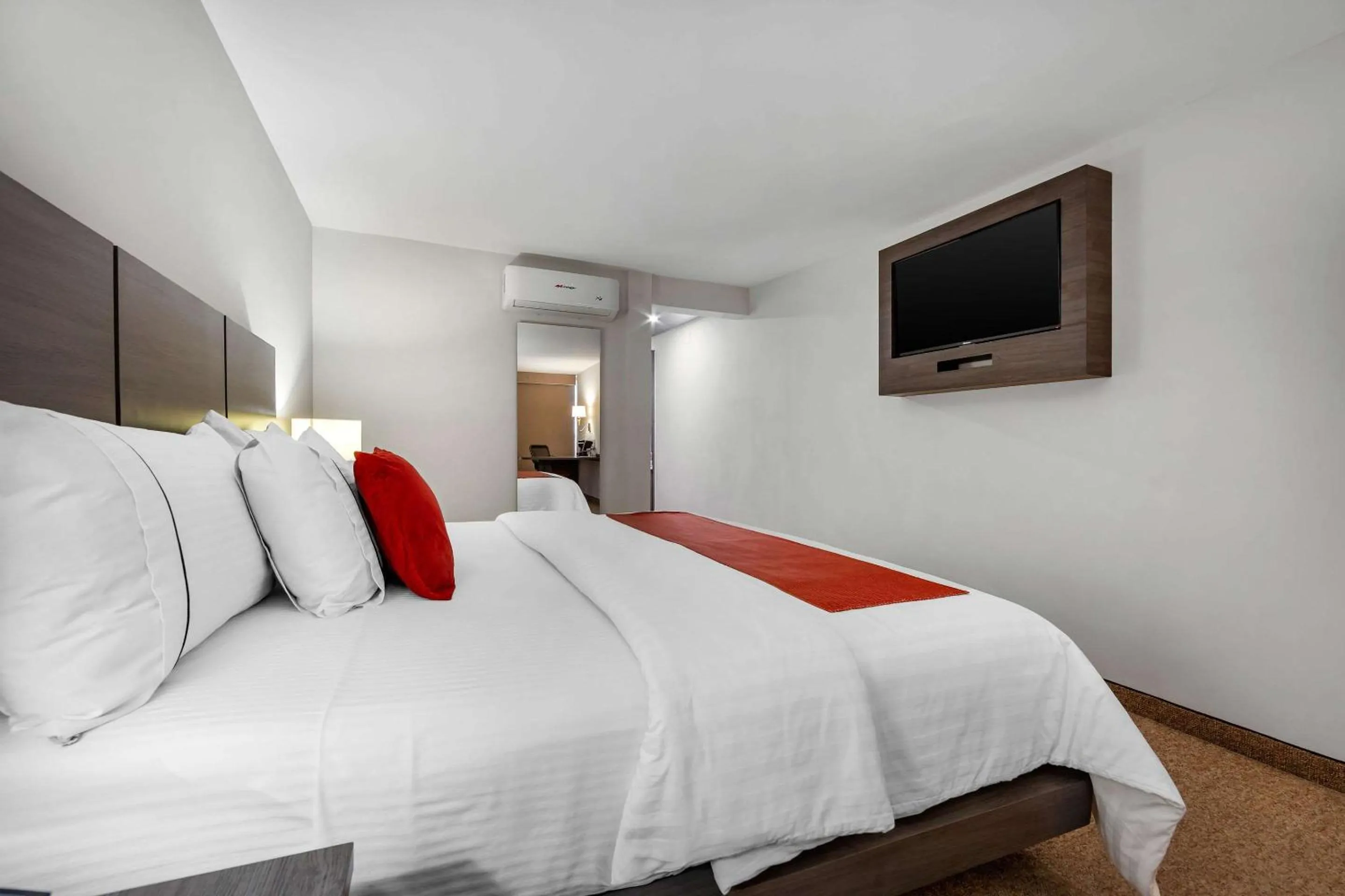 Photo of the whole room, Bed in BeWow Hotel Querétaro