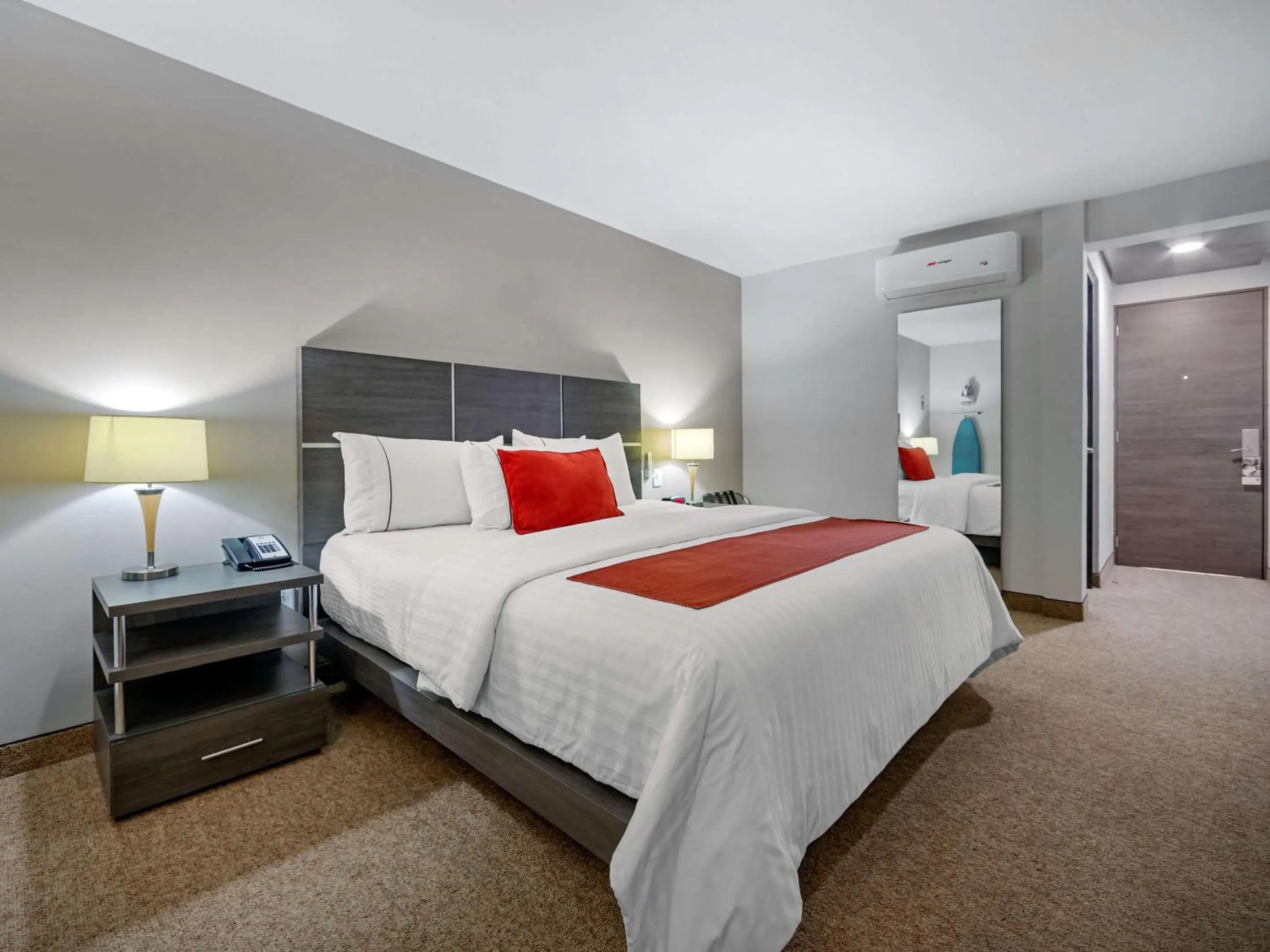 Photo of the whole room, Bed in BeWow Hotel Querétaro