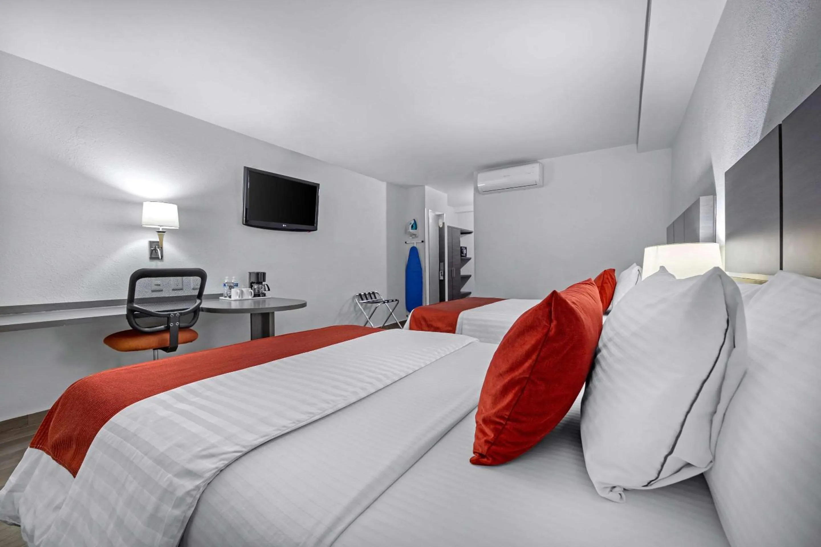 Photo of the whole room, Bed in BeWow Hotel Querétaro