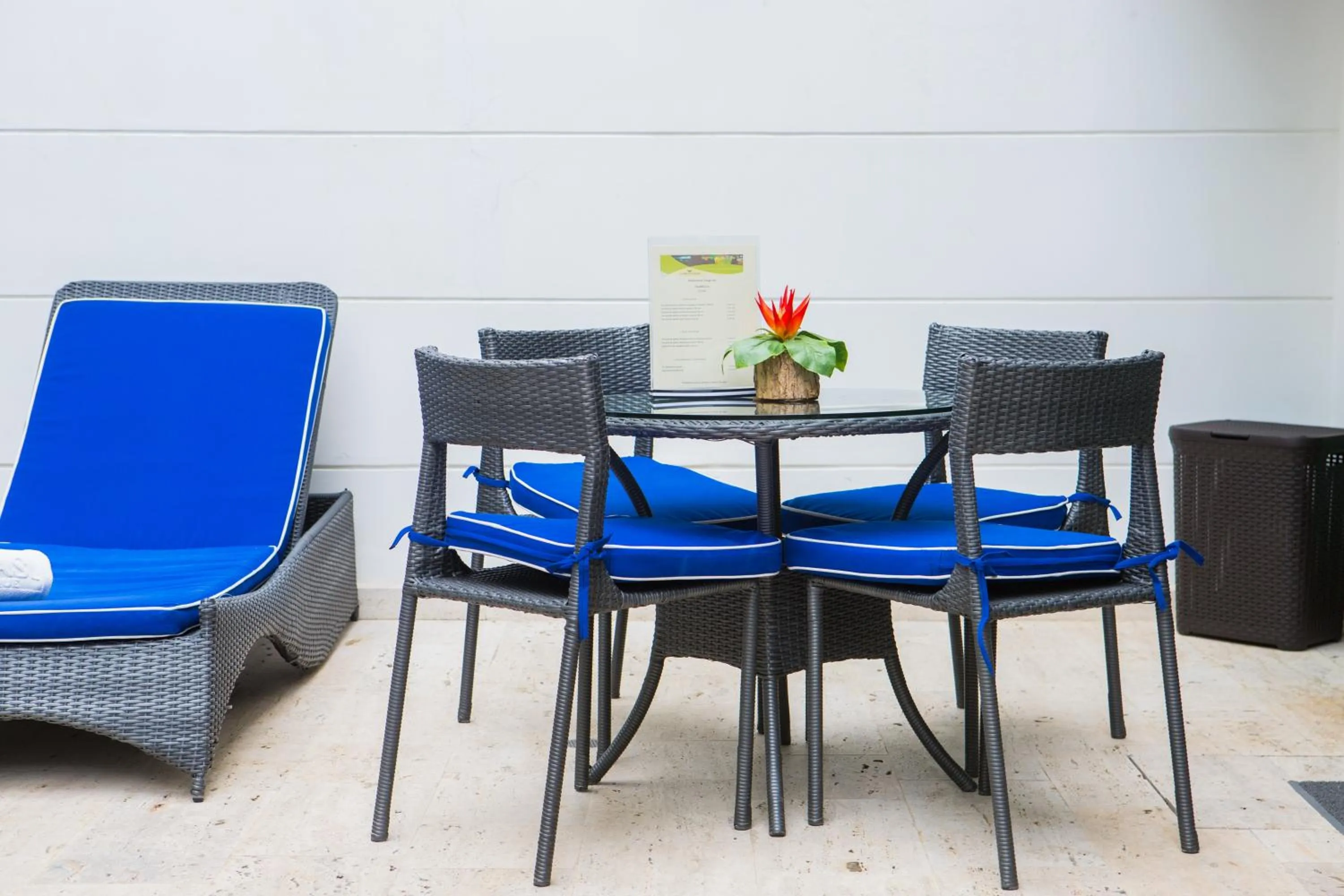 Swimming pool in Varanasi Hotel Boutique Aeropuerto