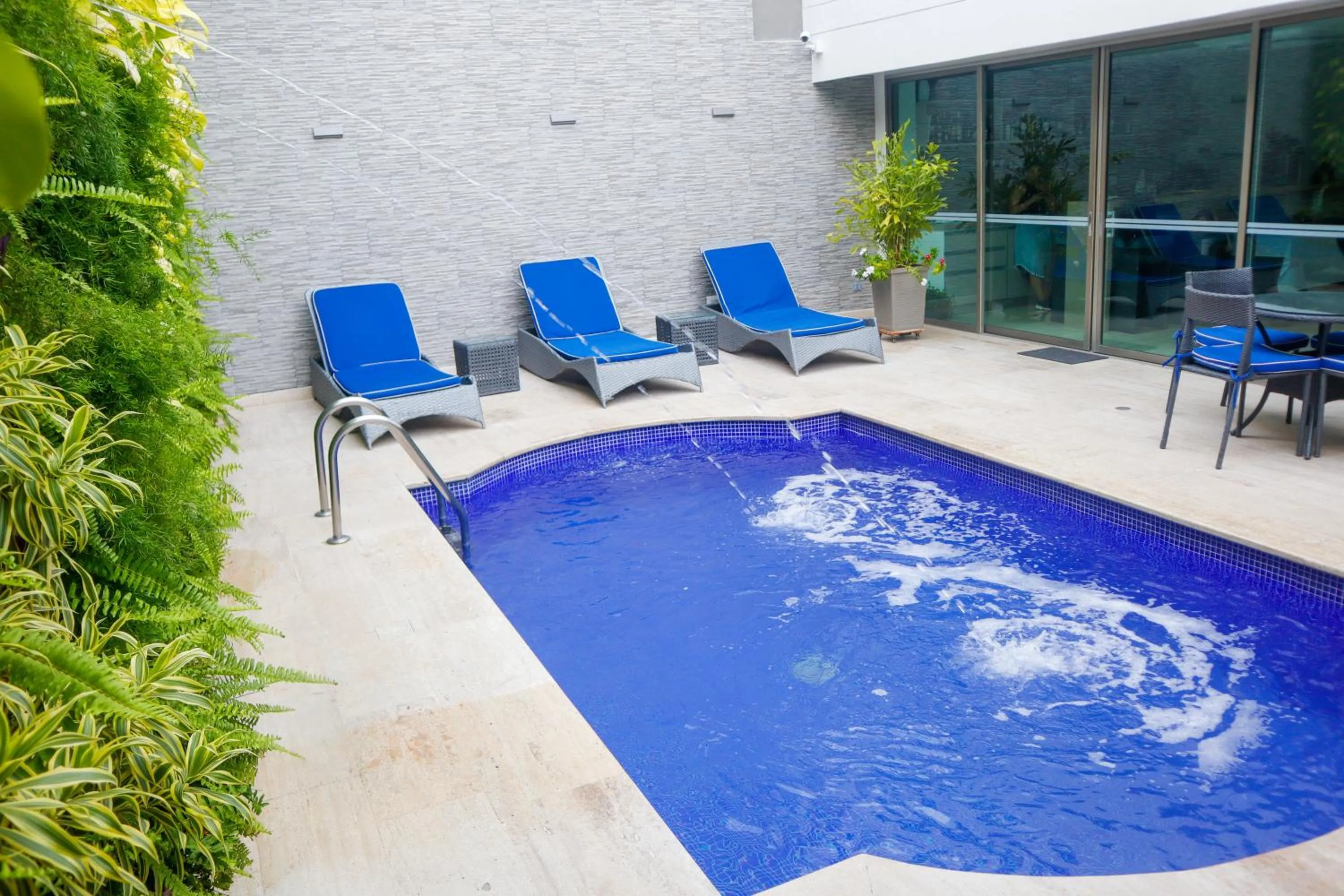 Swimming pool in Varanasi Hotel Boutique Aeropuerto