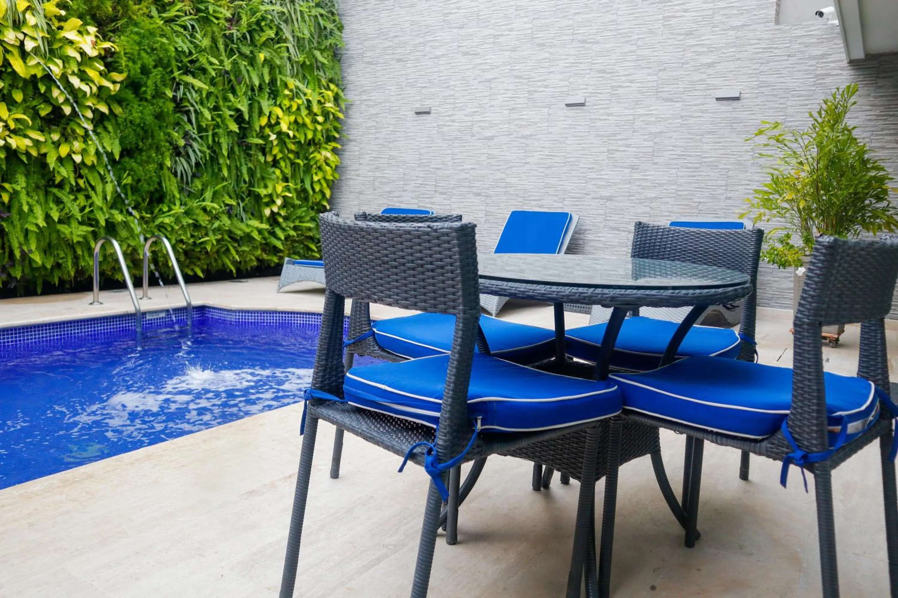 Swimming pool in Varanasi Hotel Boutique Aeropuerto