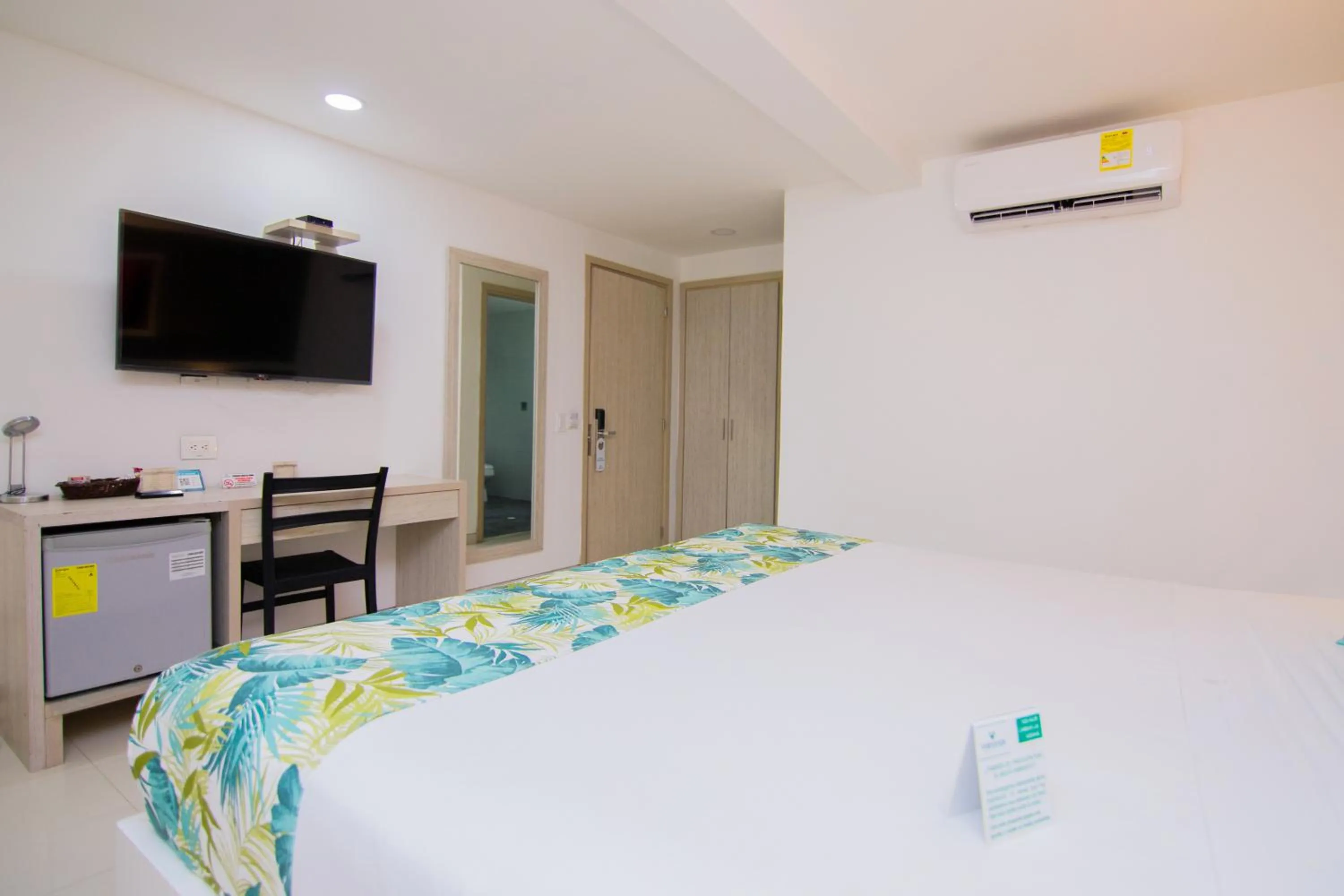 TV and multimedia, Bed in Varanasi Hotel Boutique Aeropuerto