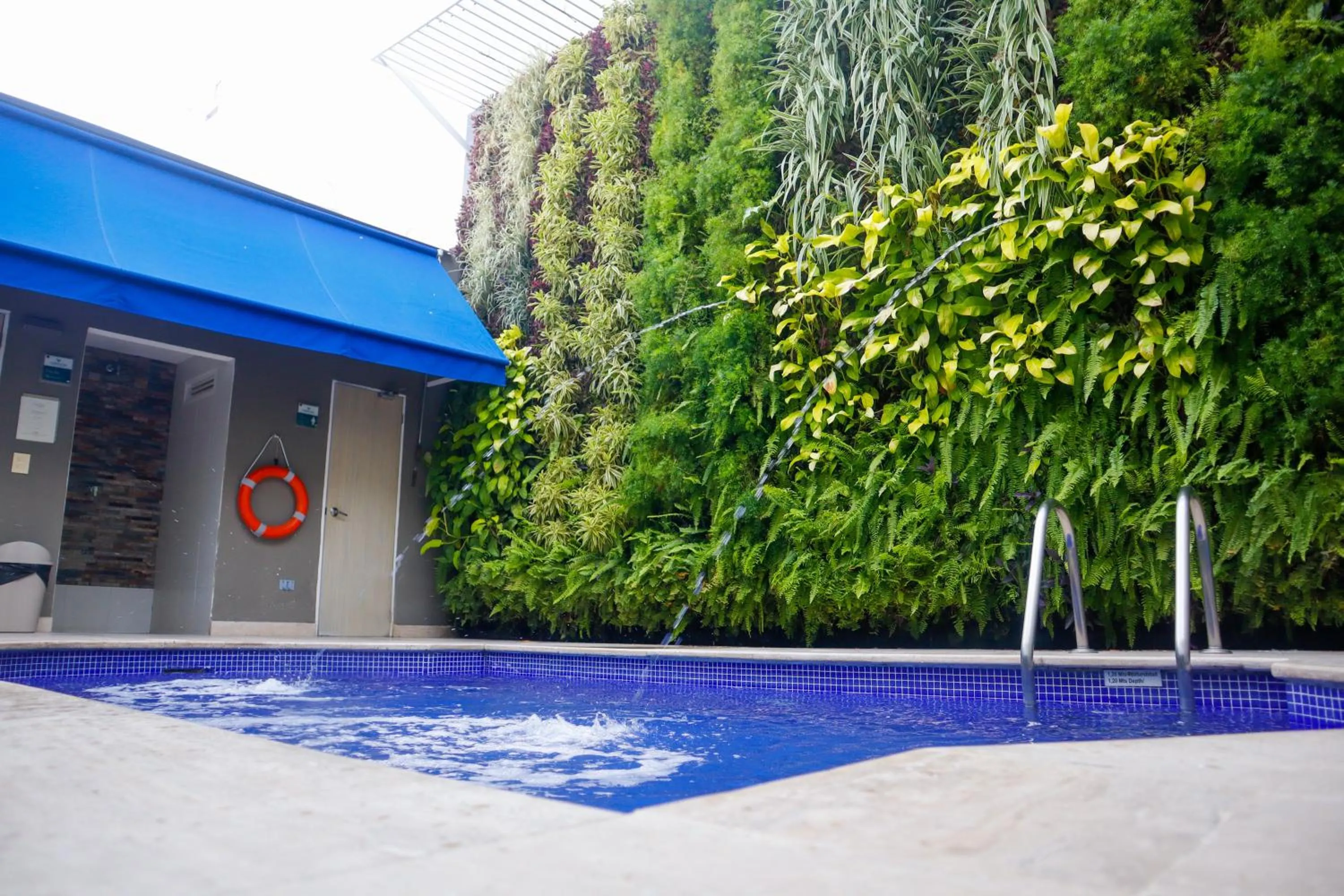 Swimming pool in Varanasi Hotel Boutique Aeropuerto