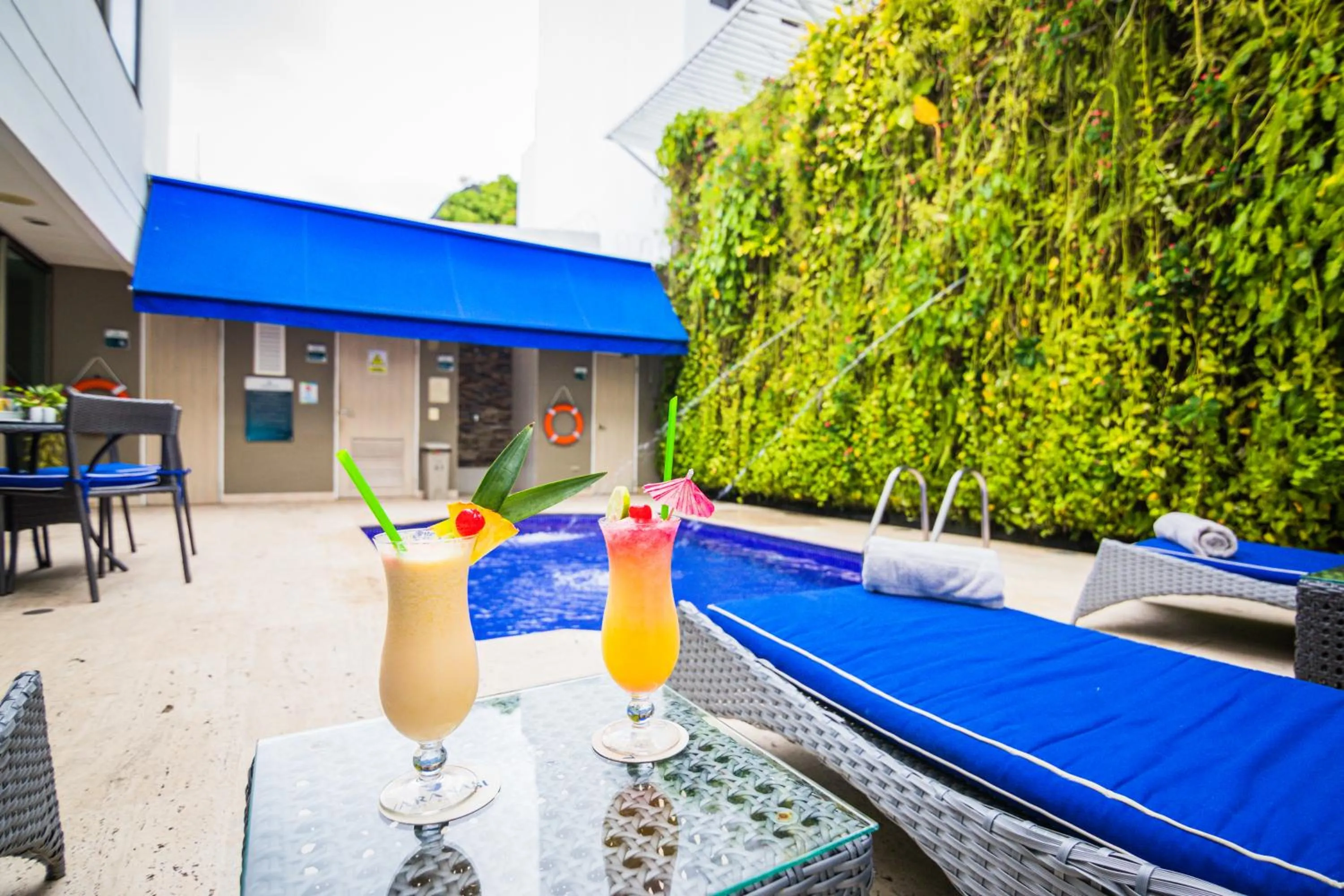 Swimming pool in Varanasi Hotel Boutique Aeropuerto