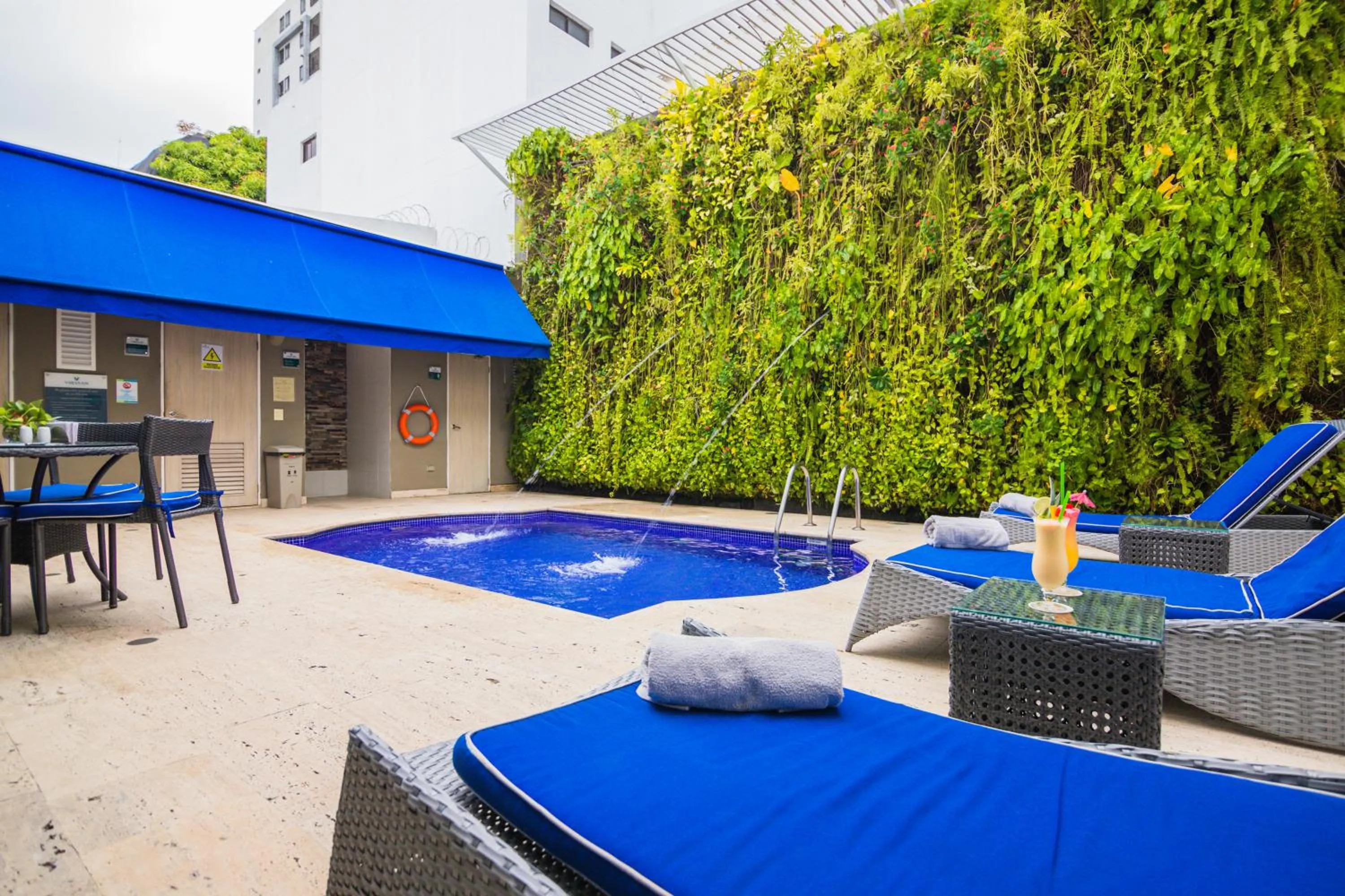 Swimming pool in Varanasi Hotel Boutique Aeropuerto