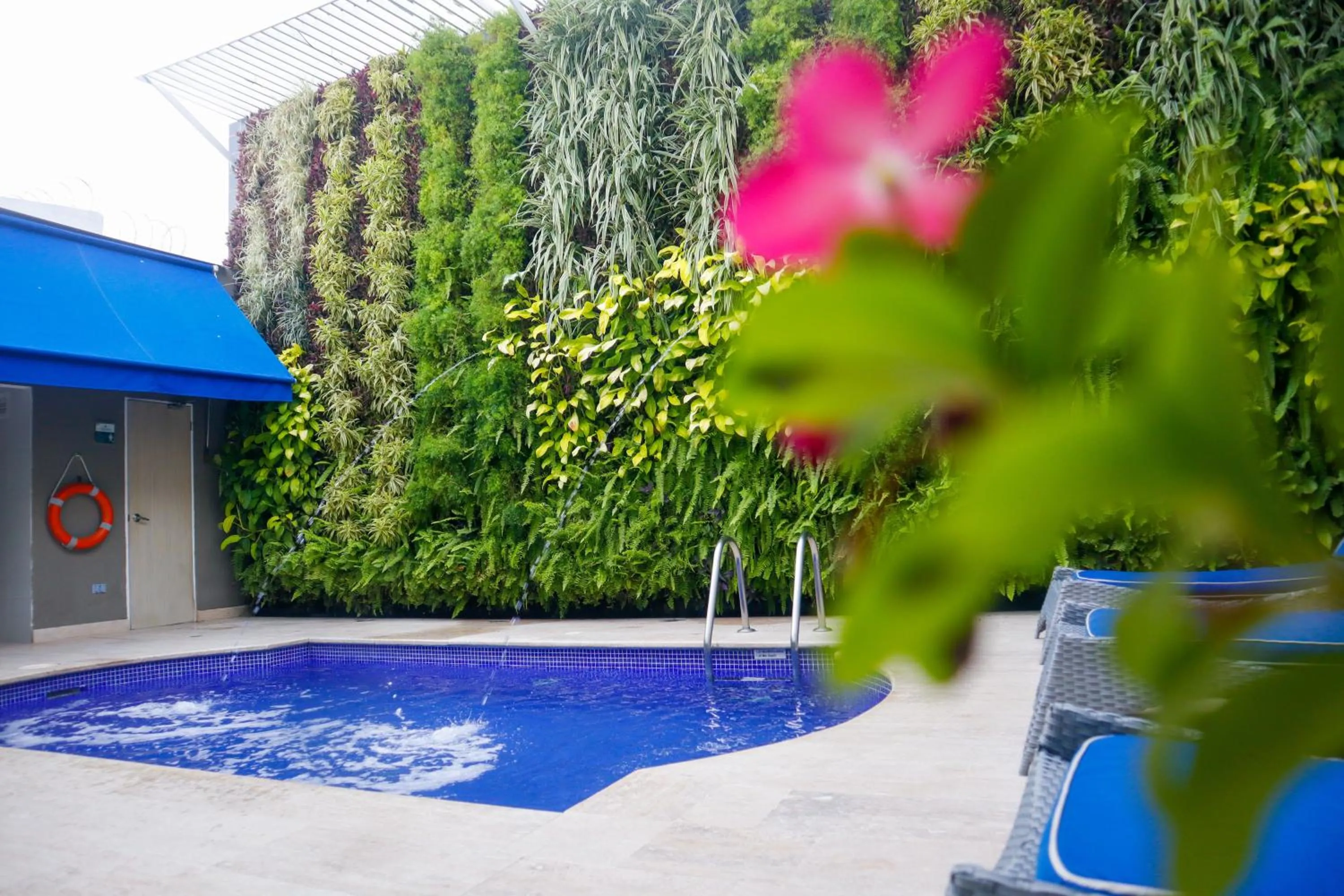 Swimming pool in Varanasi Hotel Boutique Aeropuerto