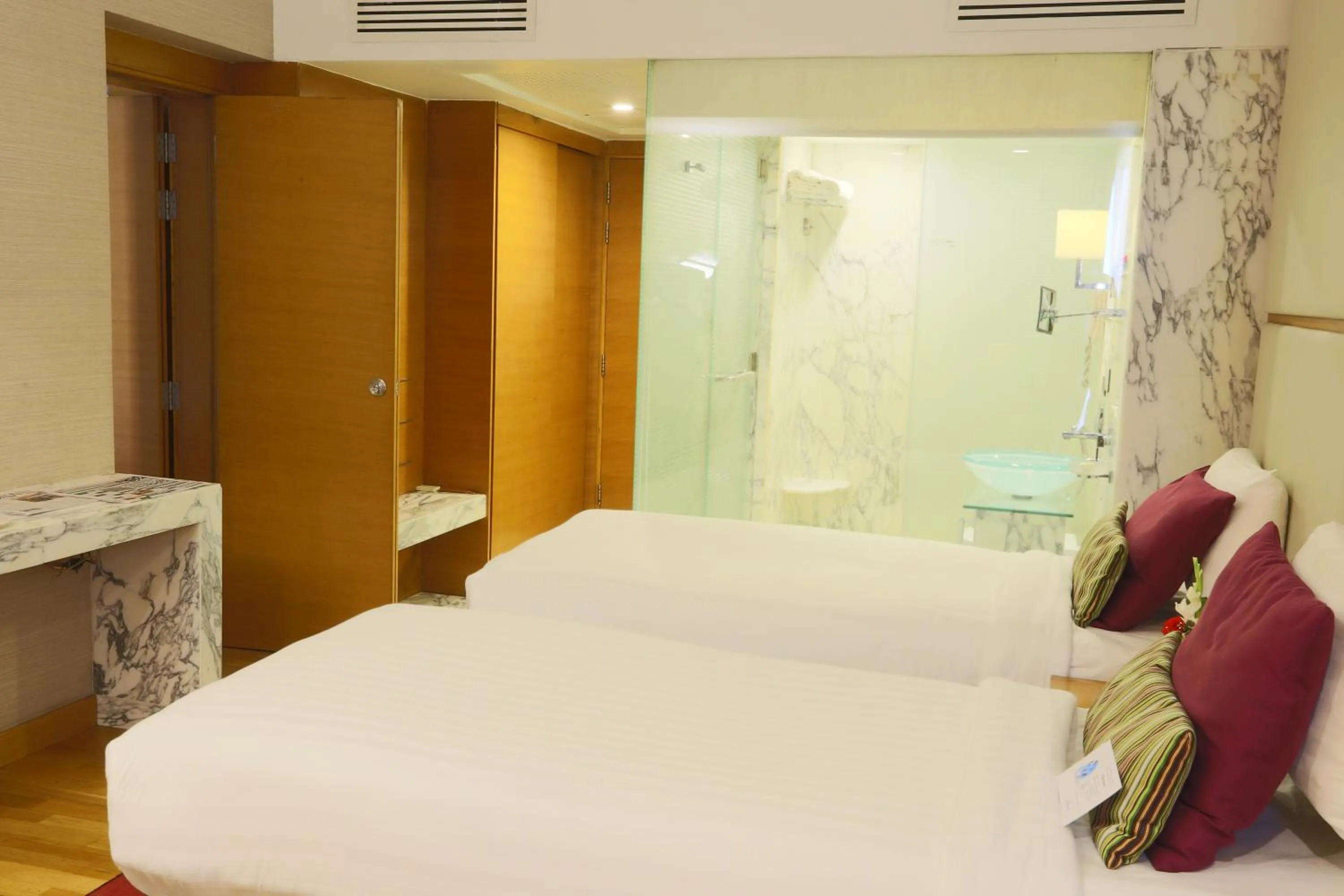 Bedroom, Bed in Avari Towers Karachi