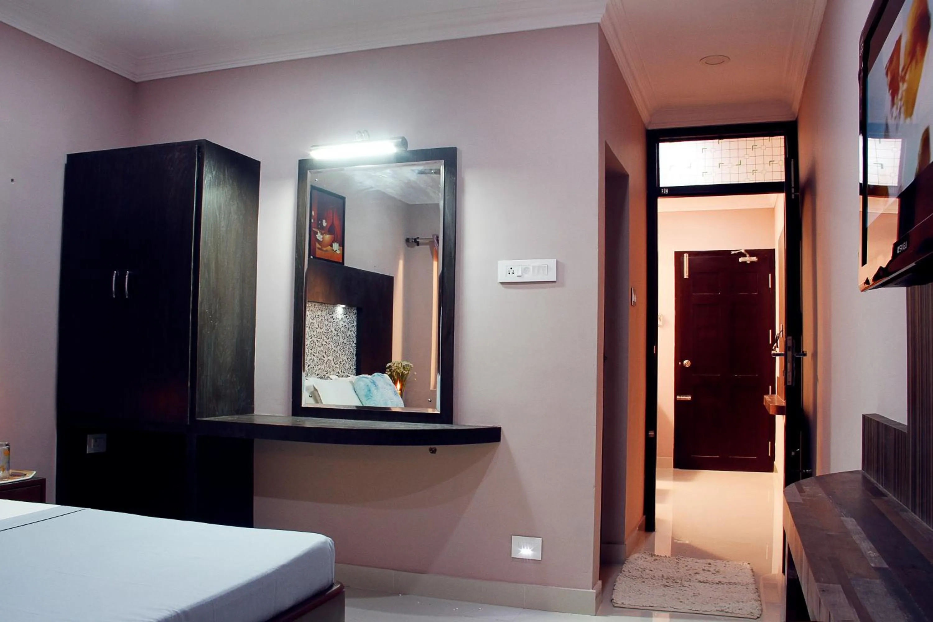 Communal lounge/ TV room, Bed in Hotel Skyark