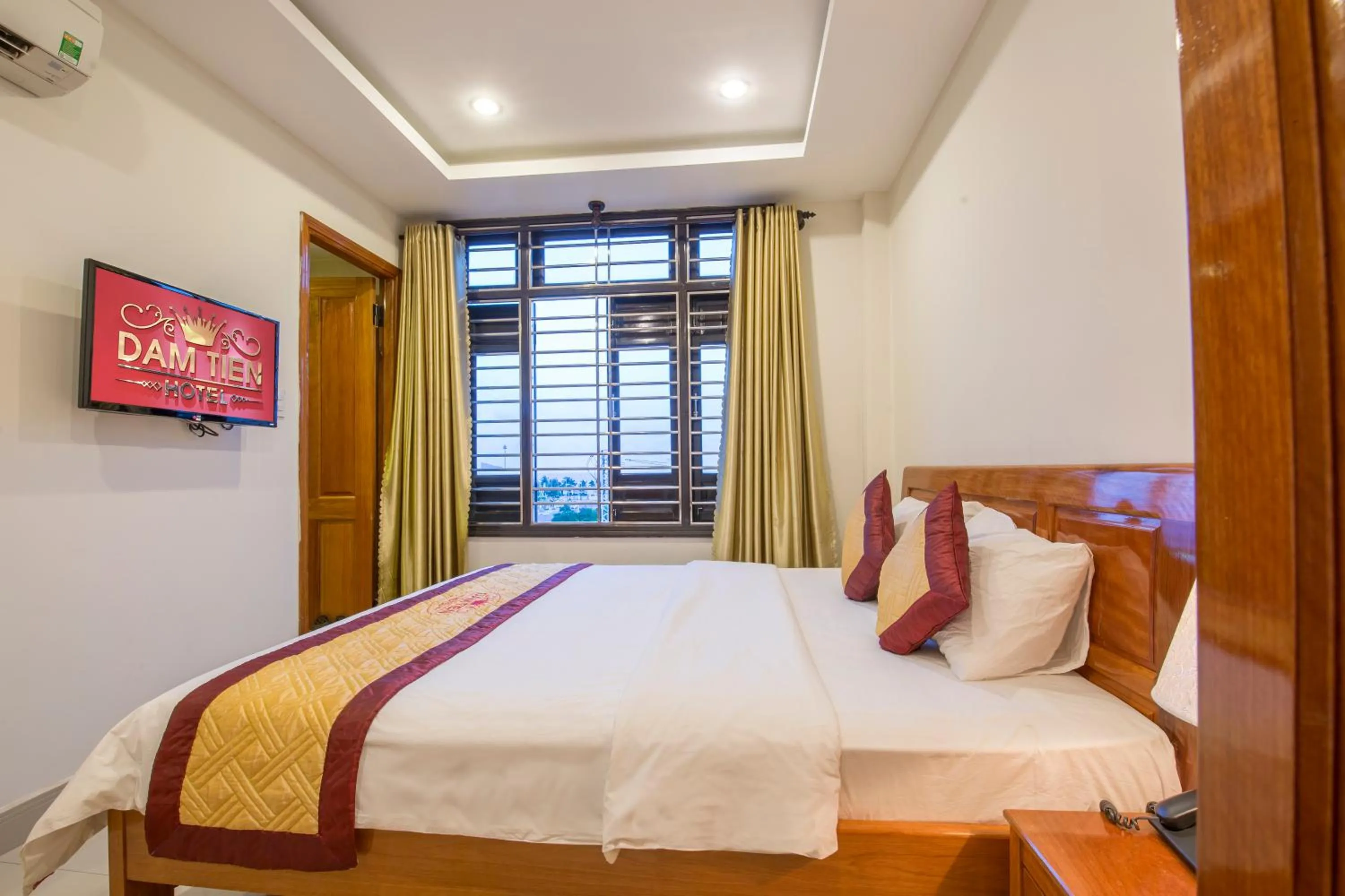 Photo of the whole room, Bed in Dam Tien Hotel