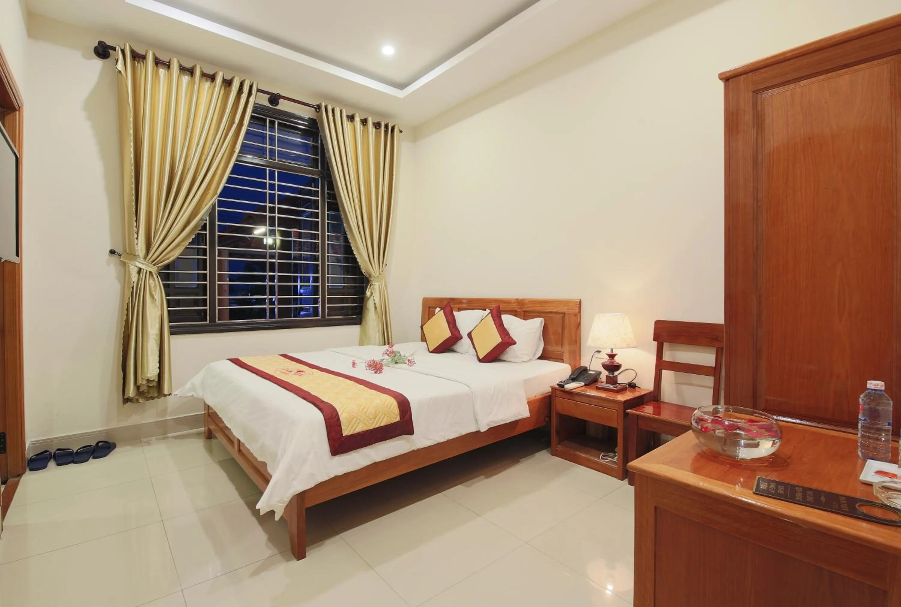 Photo of the whole room, Bed in Dam Tien Hotel
