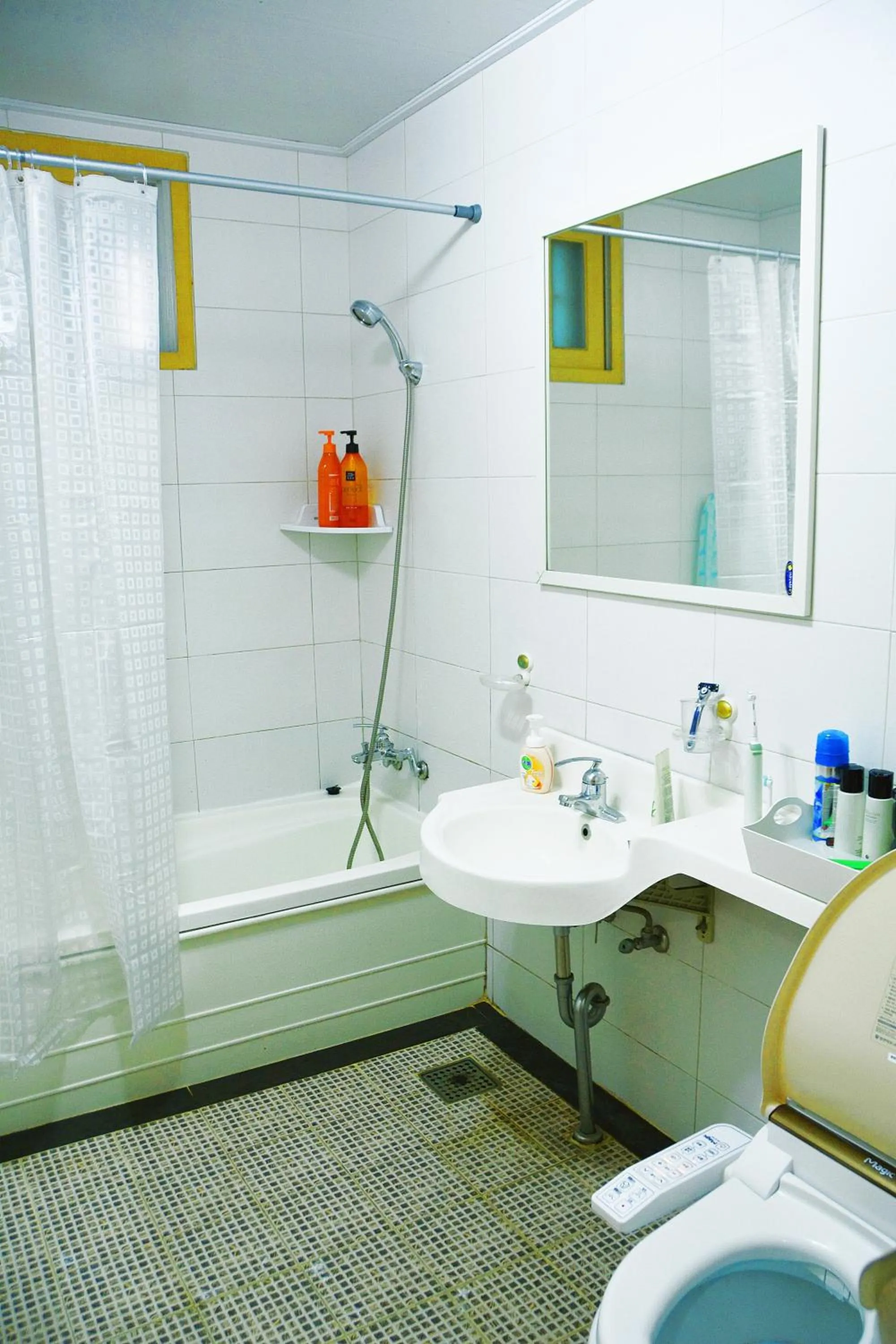 Shower in Ganderak Guesthouse